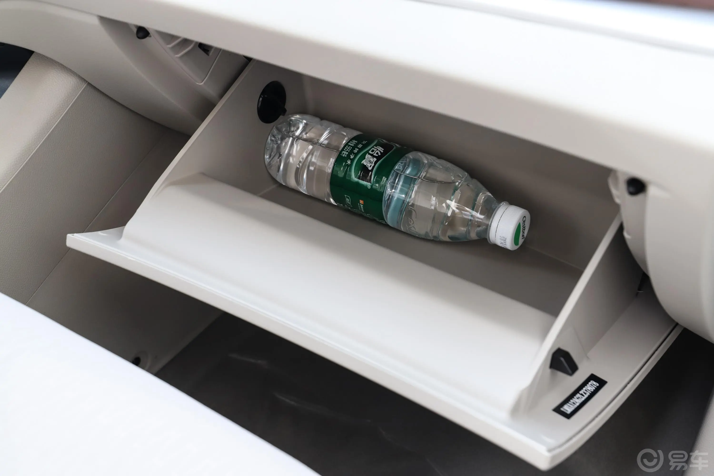 菱智改款 M5L 1.6L 手动 基本型 9座 国VI手套箱空间水瓶横置