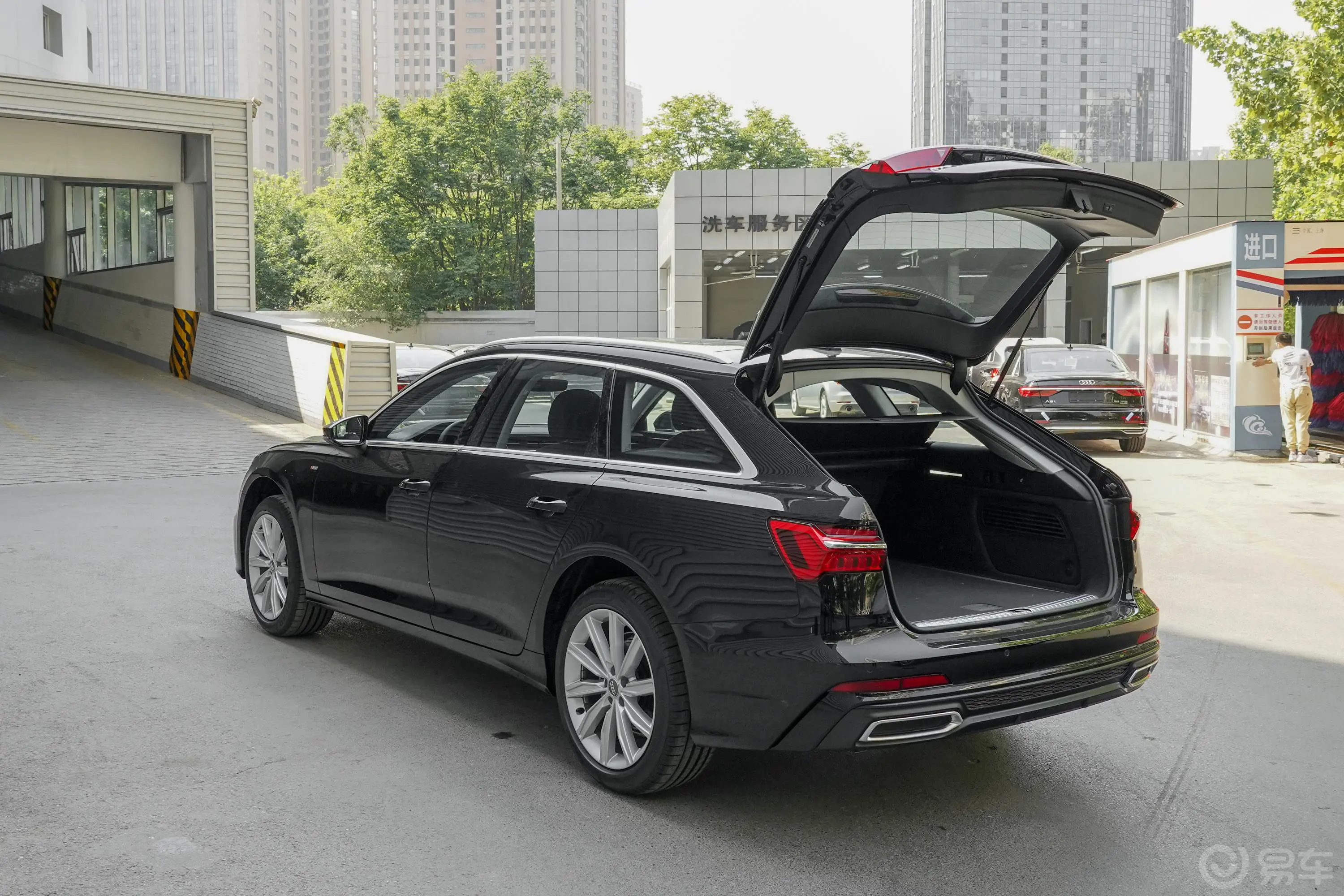 奥迪A6Avant 先锋派 40 TFSI 豪华动感型后备厢开启45度侧拍