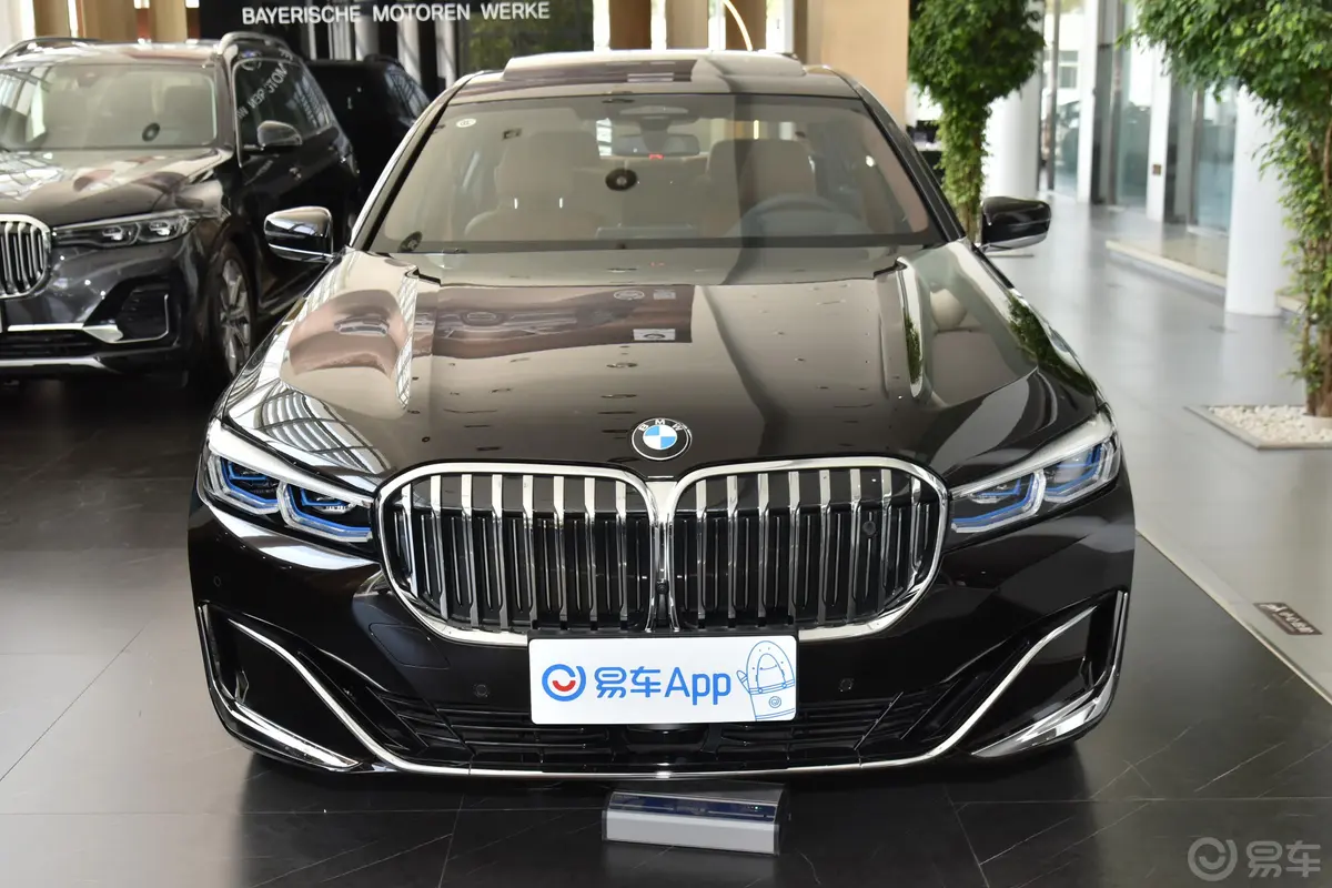 宝马7系改款 750Li xDrive V8 豪华套装正前水平