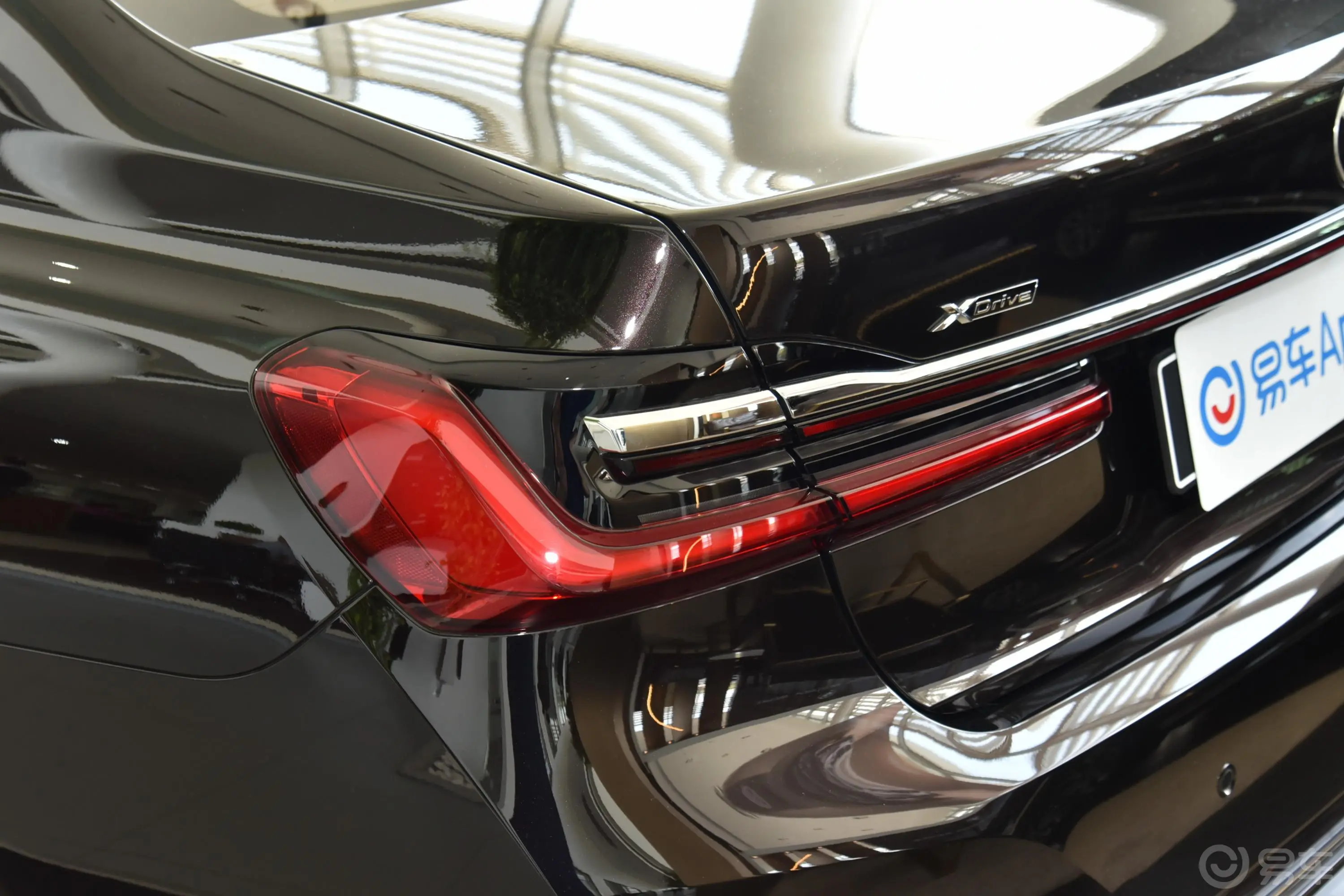 宝马7系改款 750Li xDrive V8 豪华套装尾灯侧45度俯拍