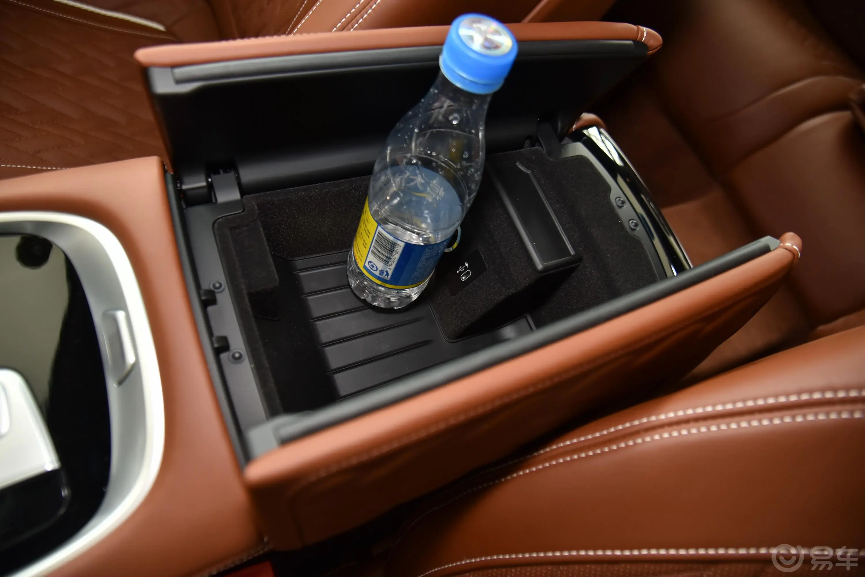 宝马7系改款 750Li xDrive V8 豪华套装前排扶手箱储物格
