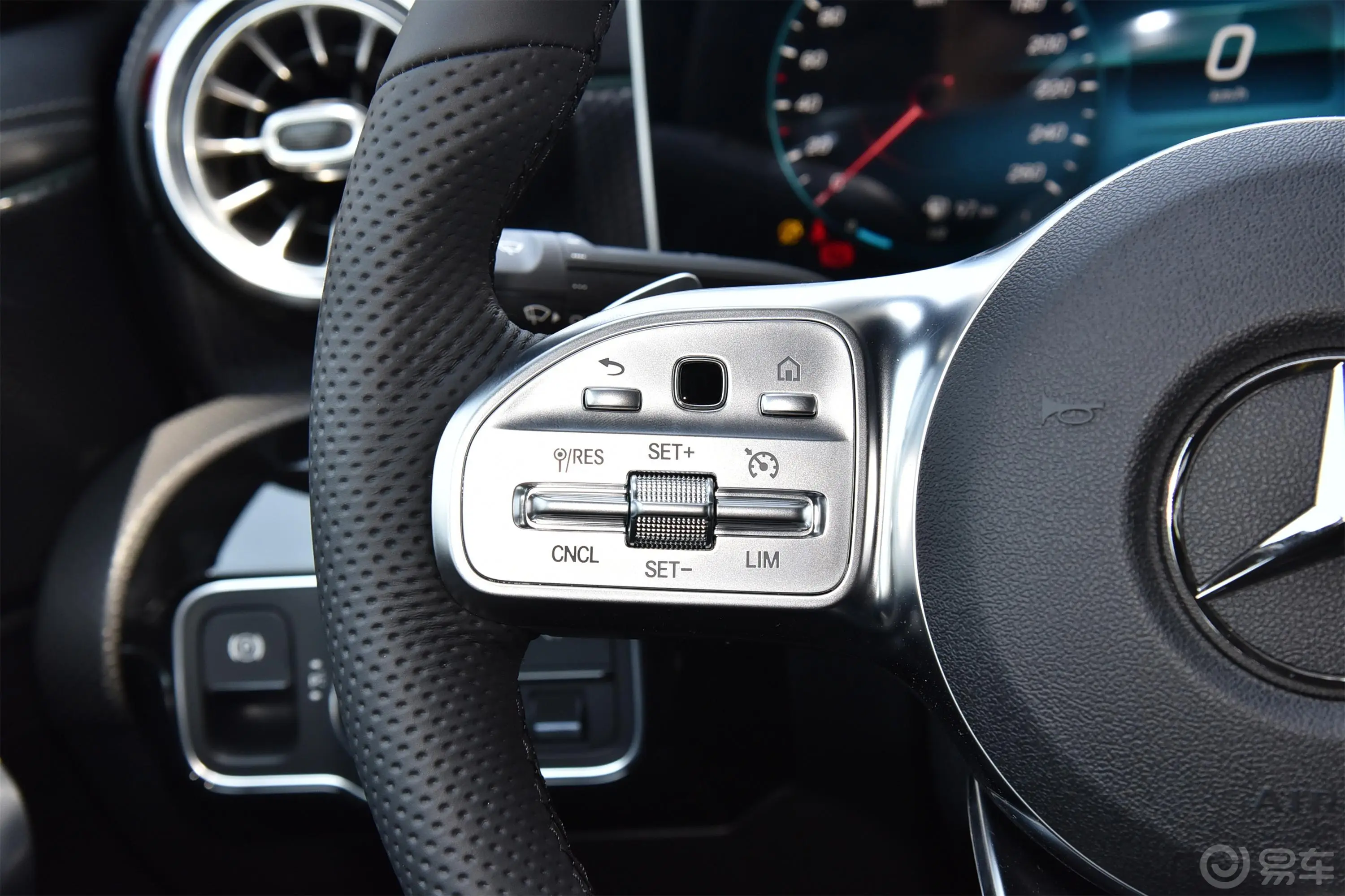 奔驰A级改款 A 200 L 运动轿车时尚型左侧方向盘功能按键