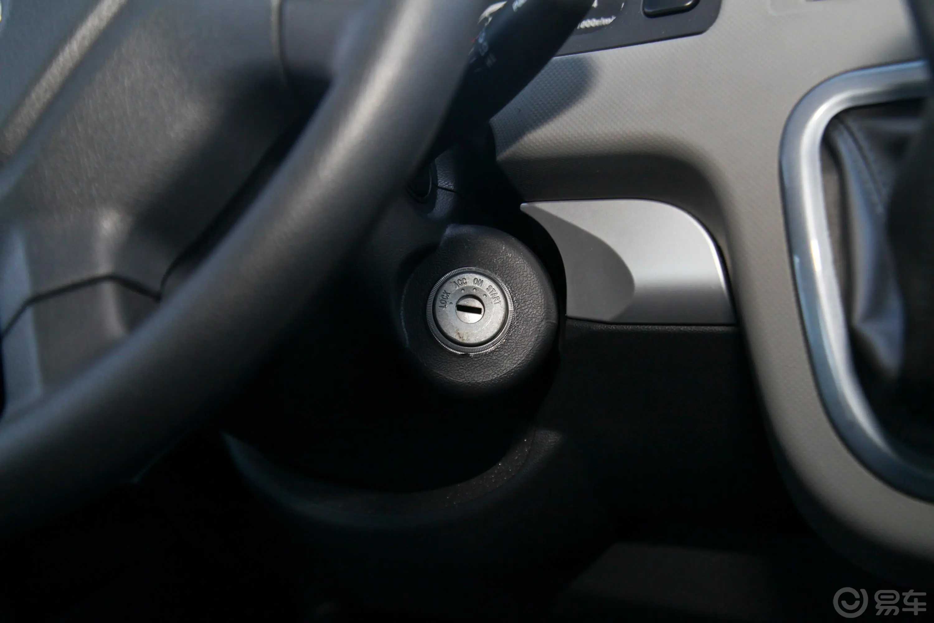 风景G9客车 2.4L 手动 长轴高顶 商运版 14座 汽油 国VI钥匙孔或一键启动按键