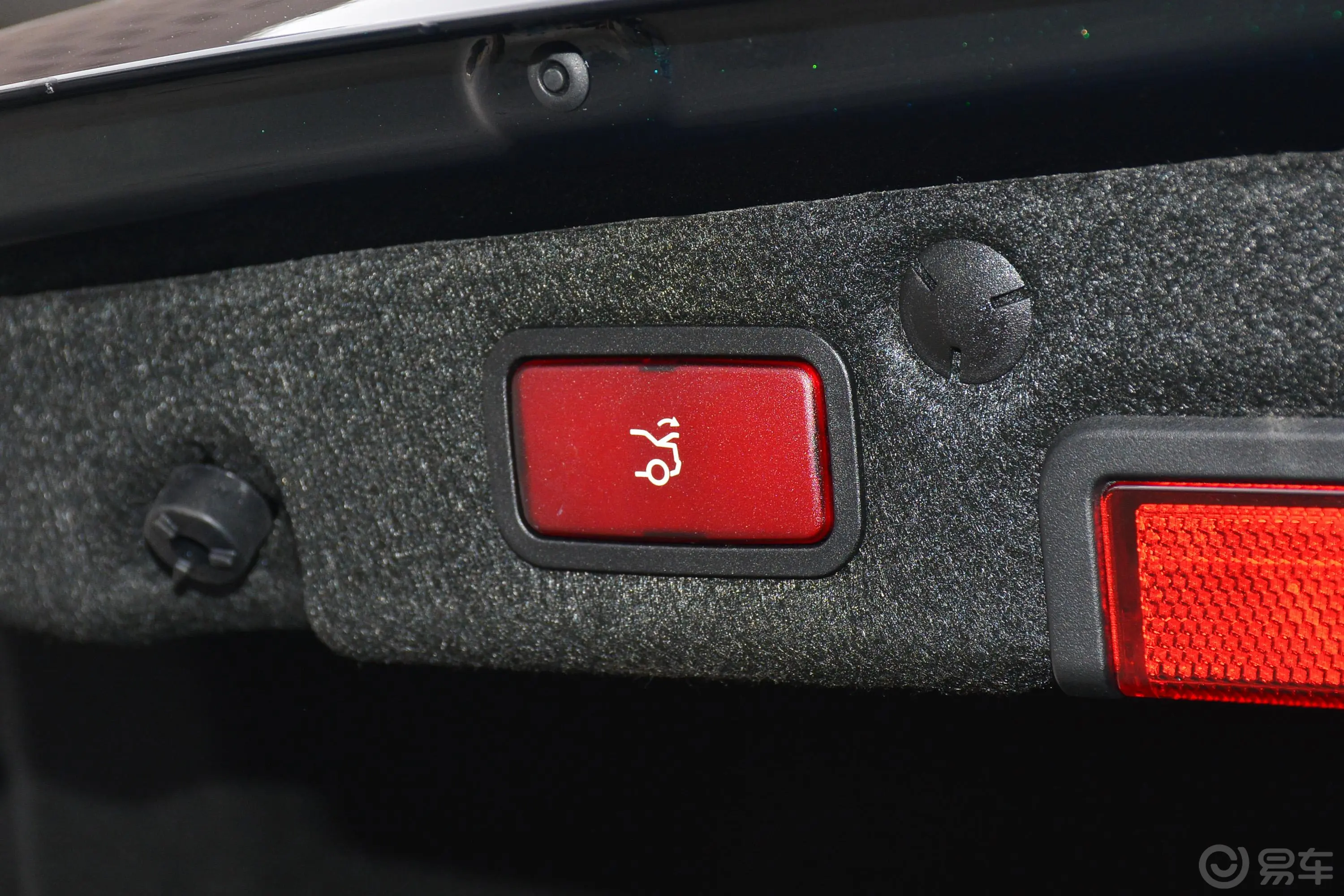奔驰C级改款 C 260 L 4MATIC 运动版电动尾门按键（手动扶手）