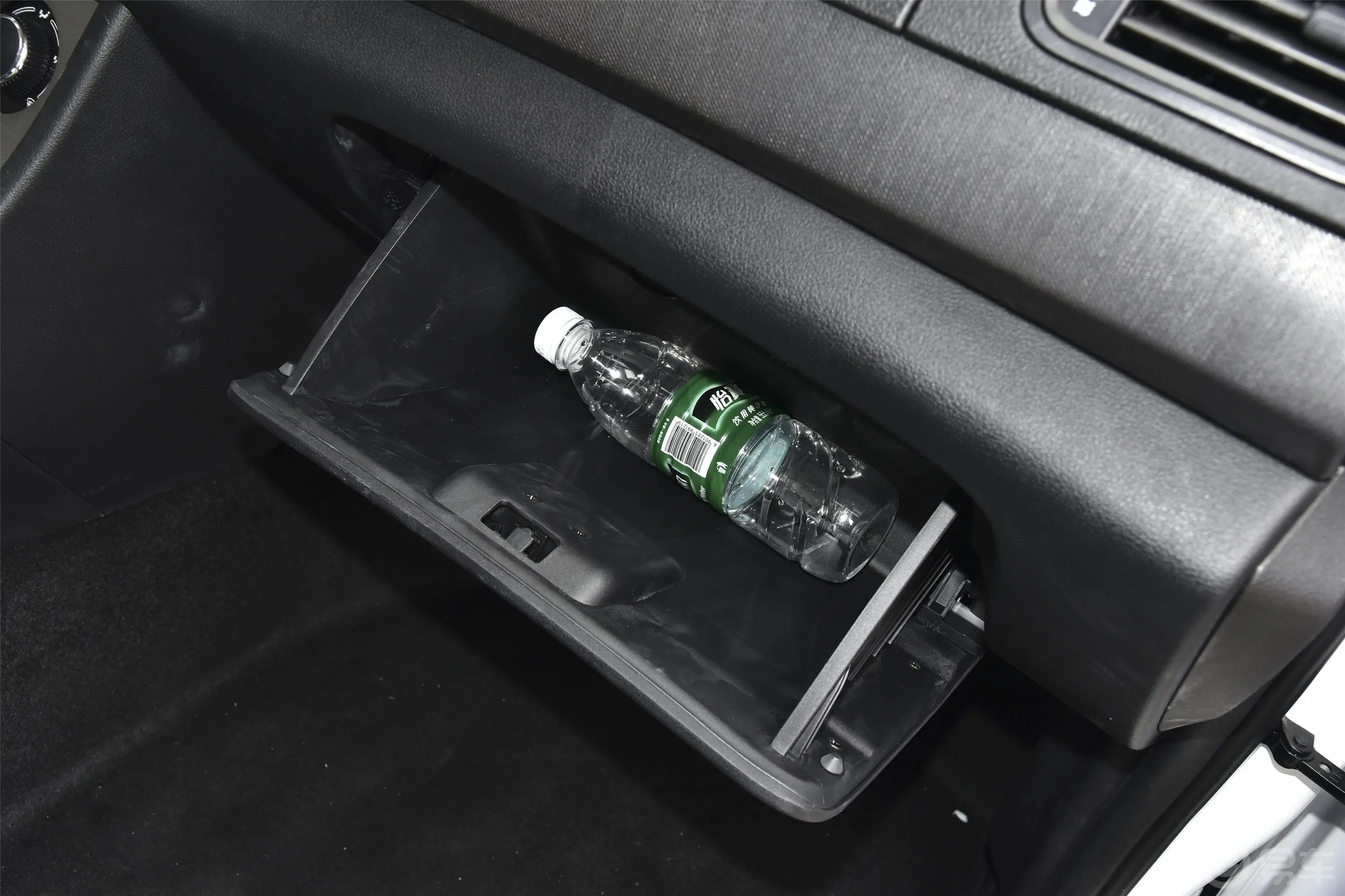 斯派卡1.5L 手动 舒适型手套箱空间水瓶横置