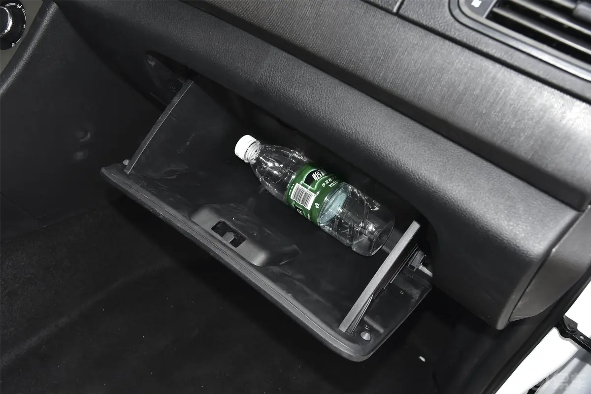 斯派卡1.5L 手动 舒适型手套箱空间水瓶横置
