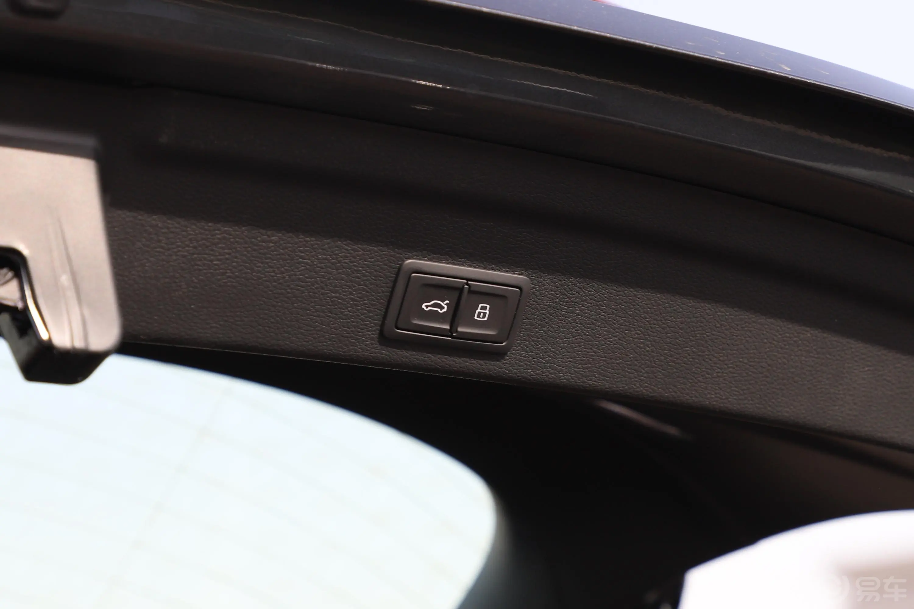 奥迪Q3 Sportback40 TFSI 时尚型电动尾门按键（手动扶手）