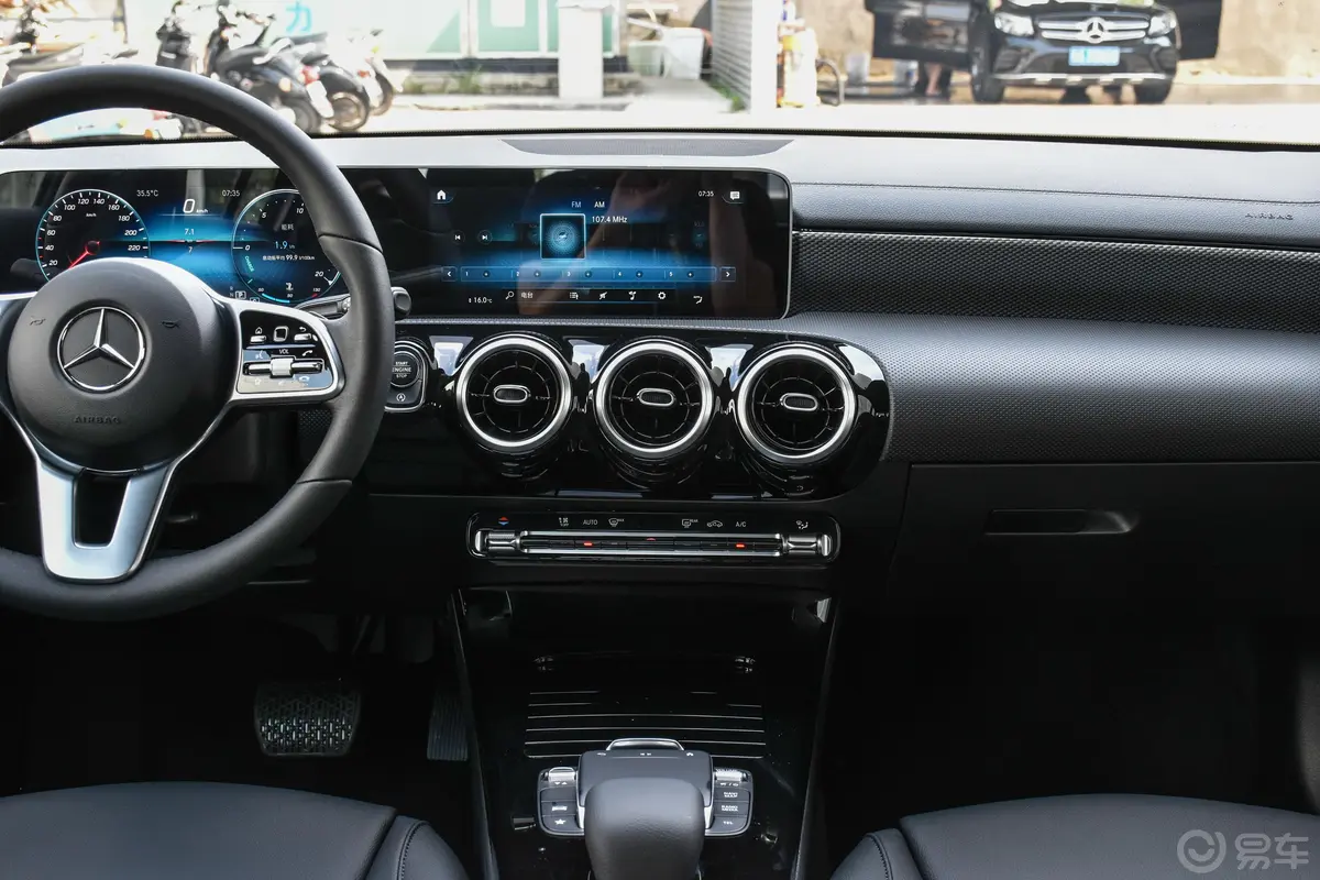 奔驰A级改款 A 180 L 运动轿车特殊配置中控台整体