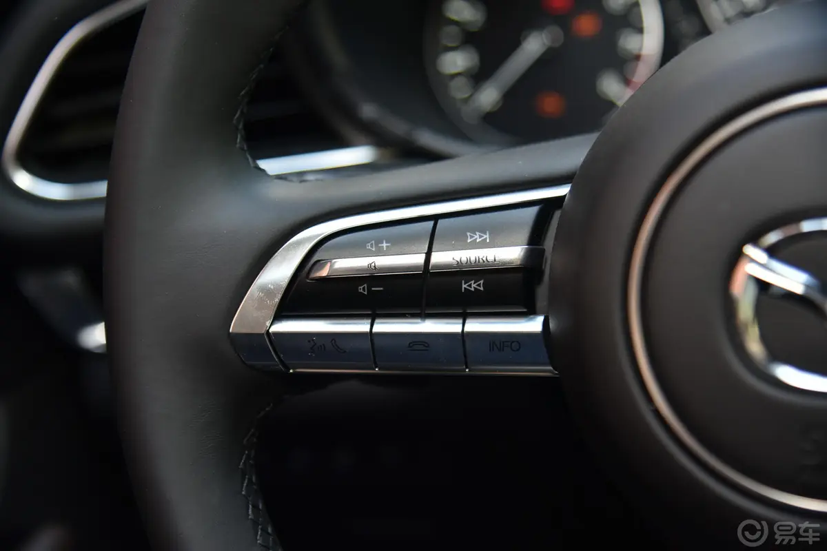 马自达CX-302.0L 手自一体 尊悦型左侧方向盘功能按键