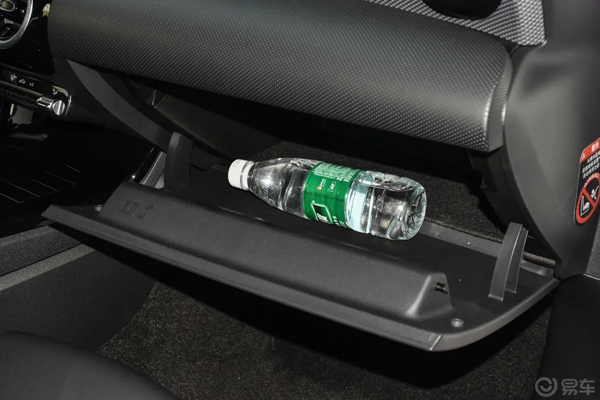 奔驰A级改款 A 180 L 运动轿车特殊配置手套箱空间水瓶横置