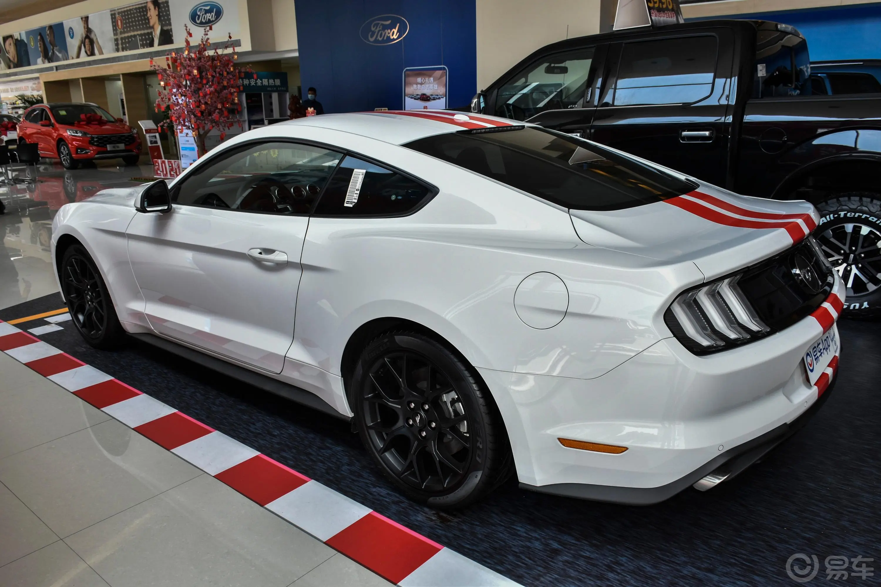 Mustang2.3L EcoBoost 性能加强版正侧车头向左水平