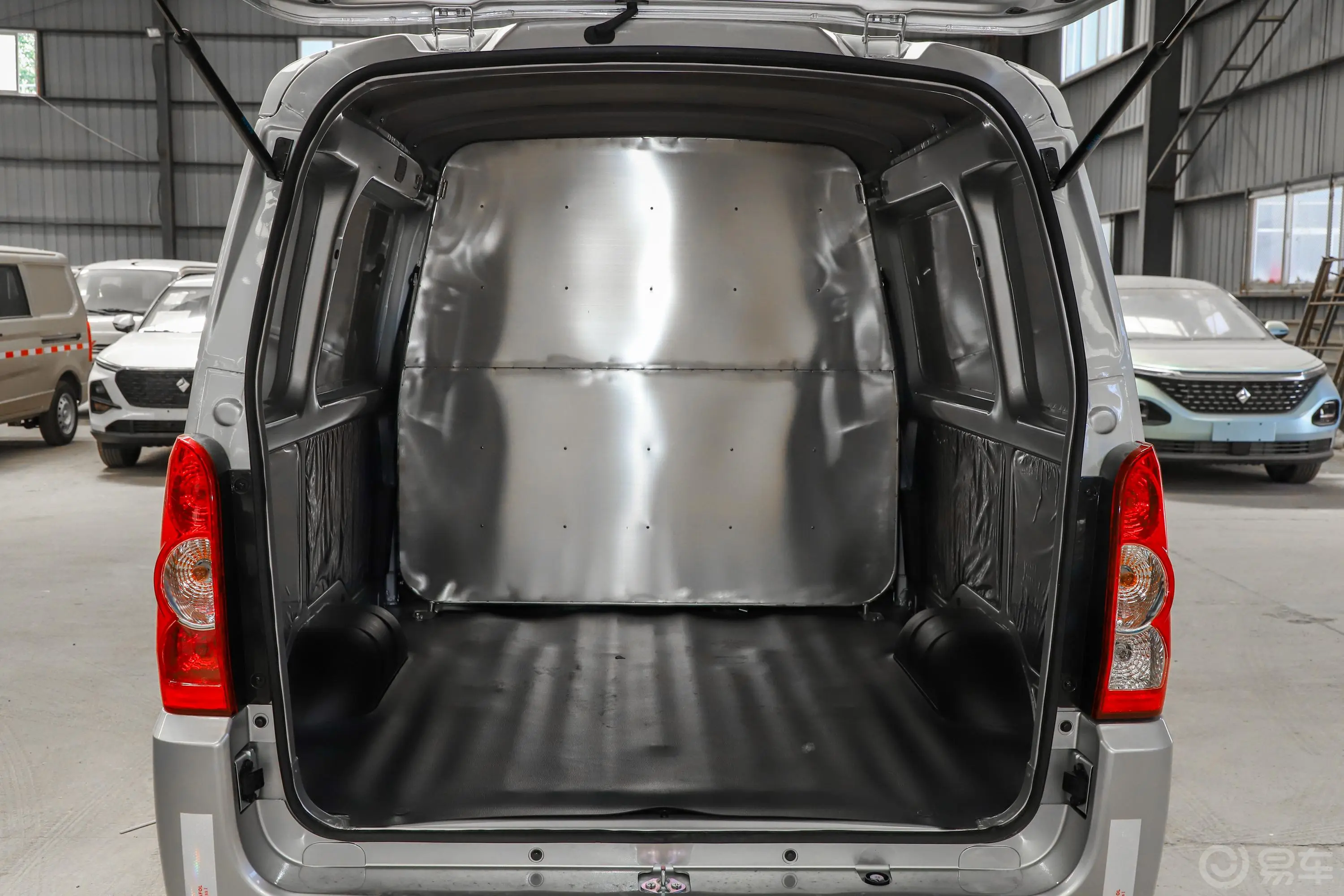 五菱荣光EV300KM 封窗版基本型 5座后备厢空间特写