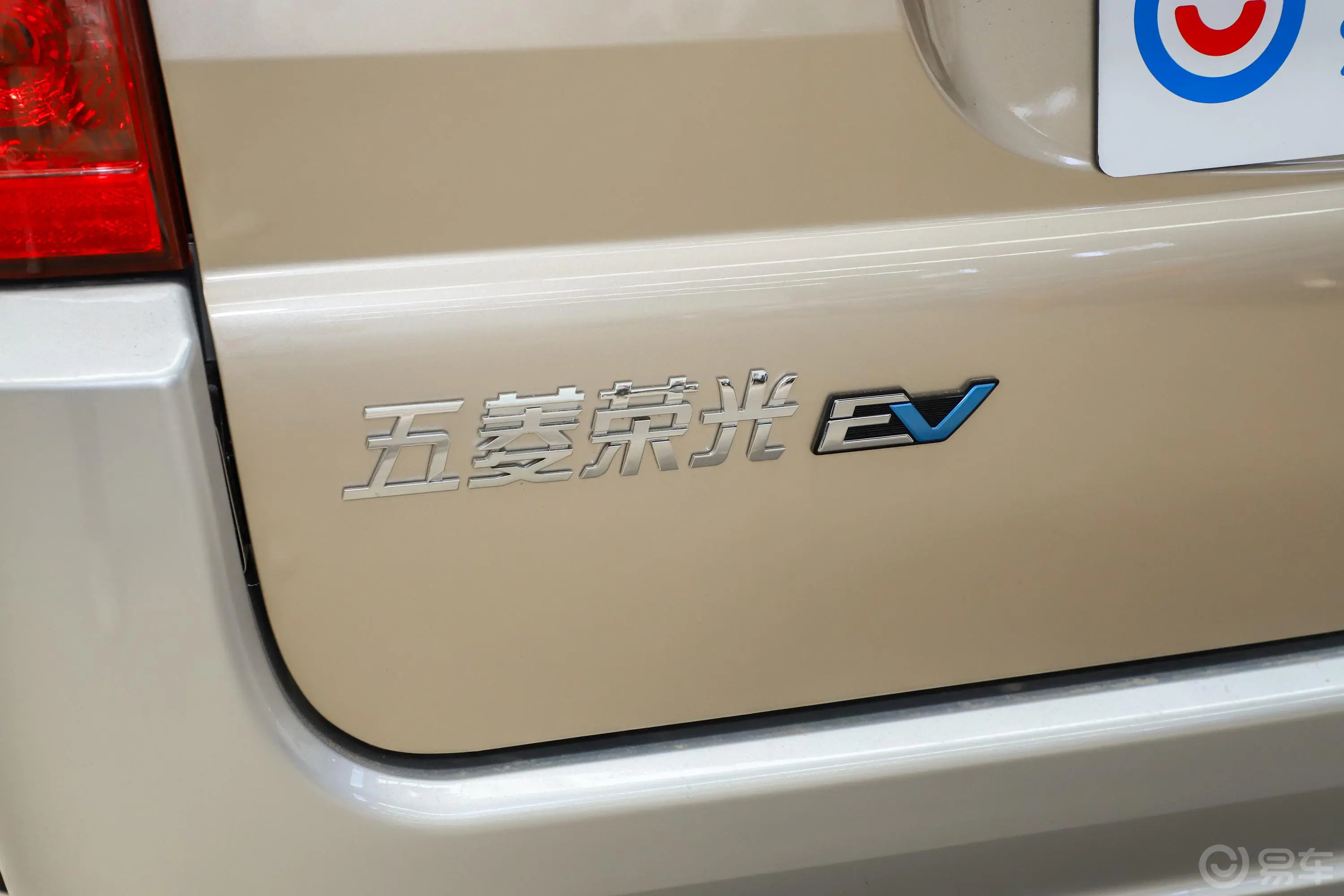 五菱荣光EV300KM 客车版基本型 7座外观