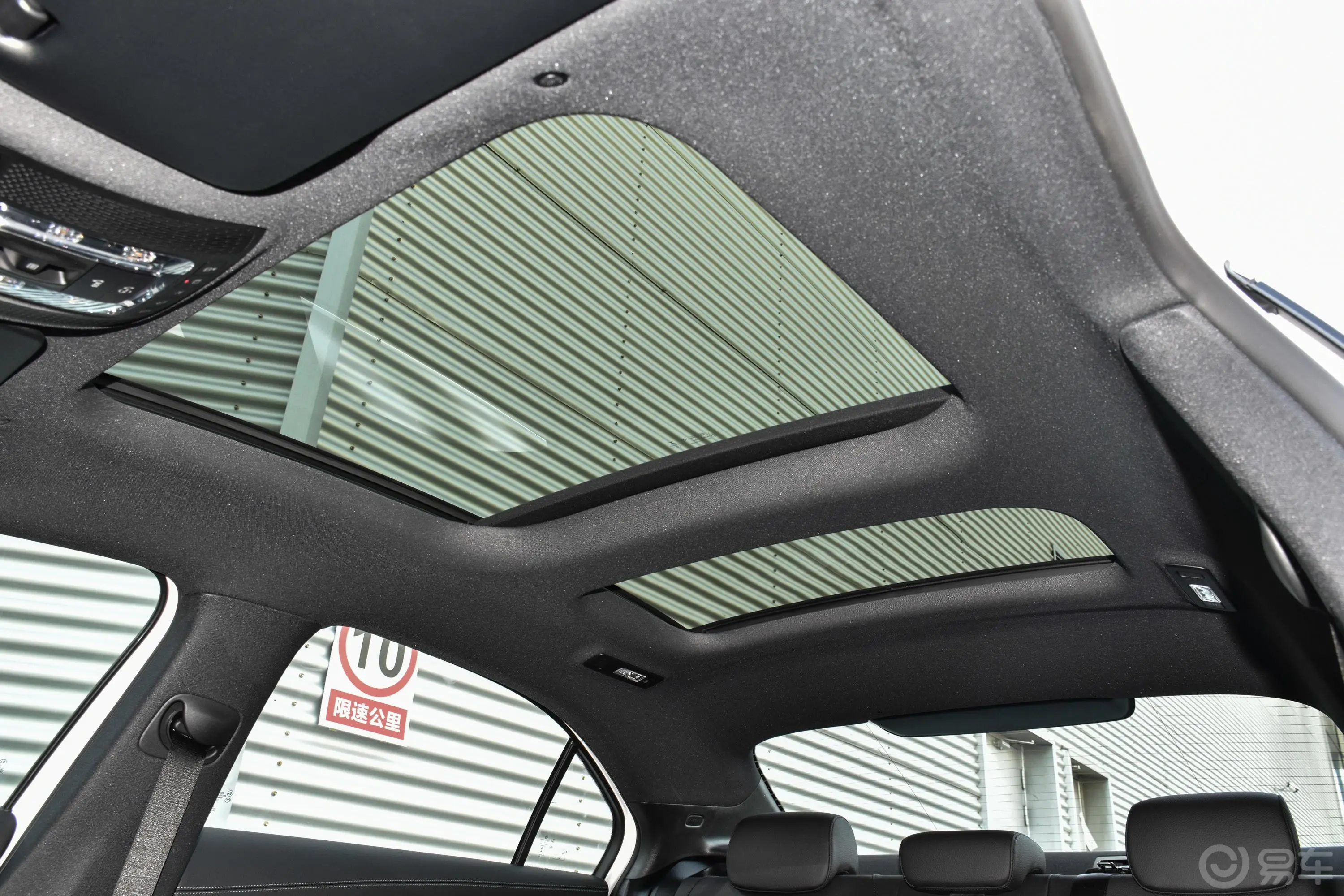 奔驰A级改款 A 180 L 运动轿车特殊配置天窗内拍关闭