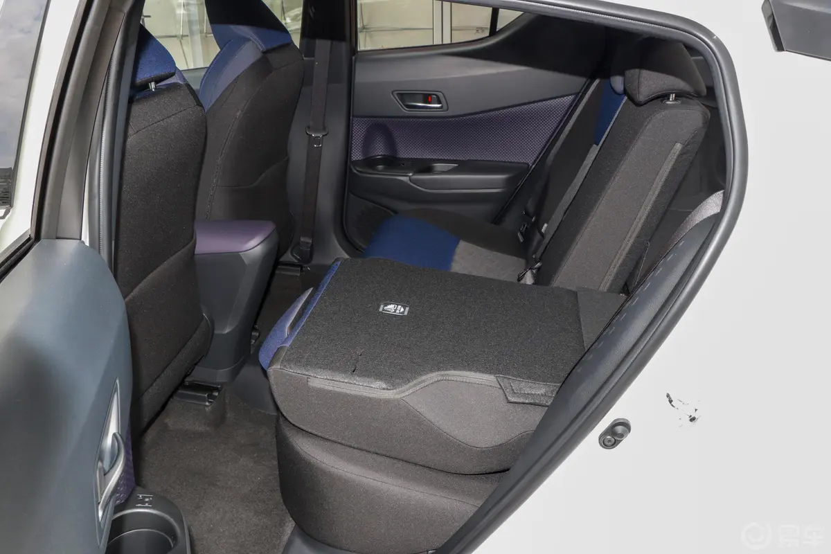 丰田C-HR EV豪华天窗版后排空间