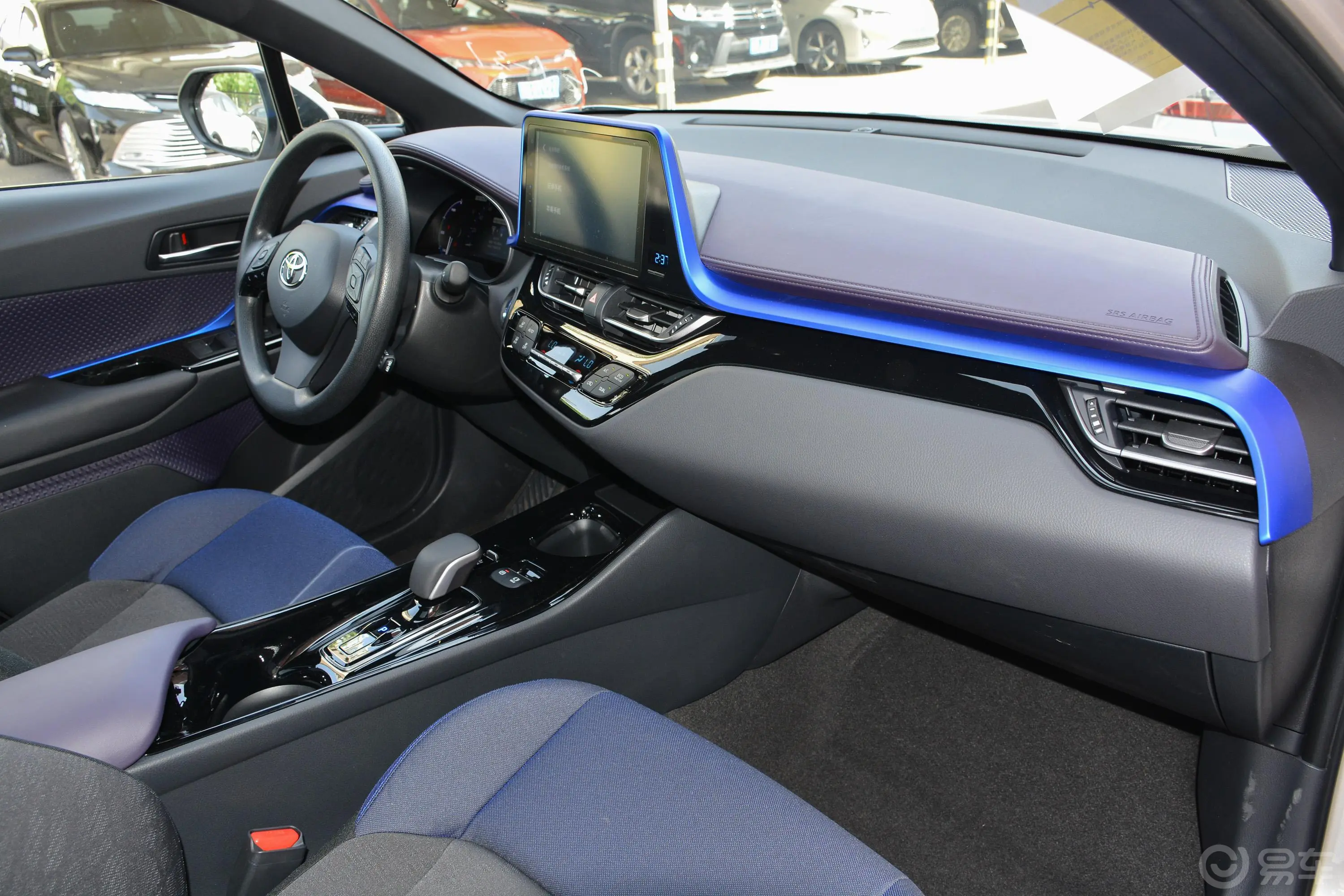 丰田C-HR EV豪华天窗版内饰全景副驾驶员方向
