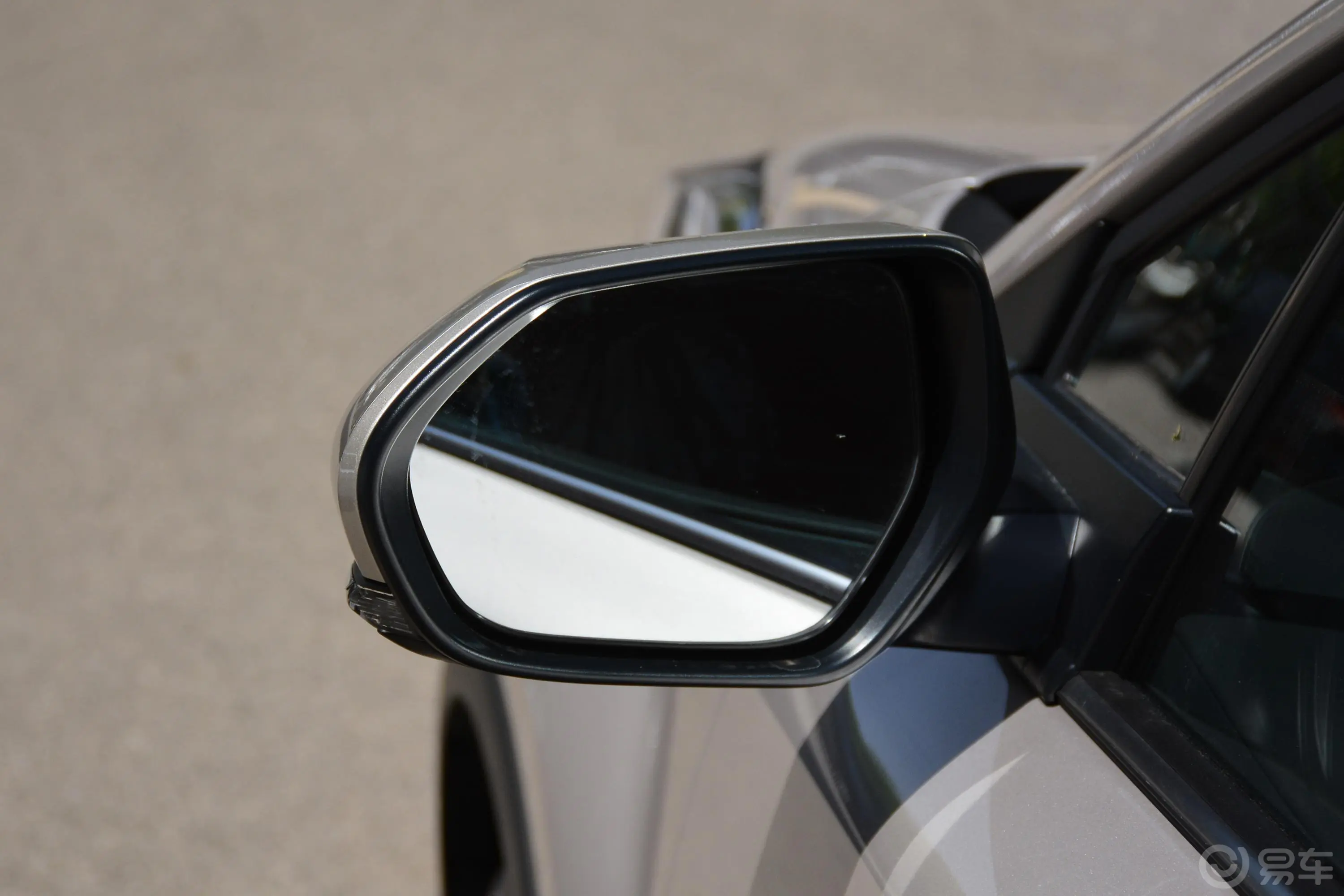 丰田C-HR EV豪华天窗版后视镜镜面