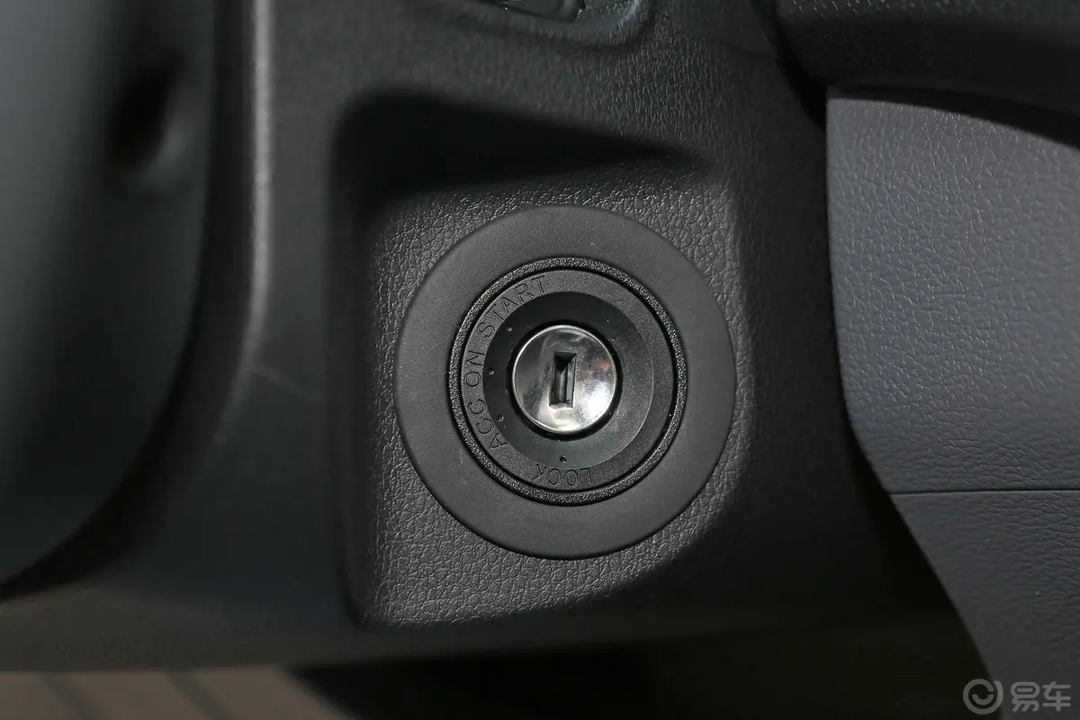 大通T602.0T 两驱 手自一体 标厢高底盘 先锋版 柴油 国VI钥匙孔或一键启动按键
