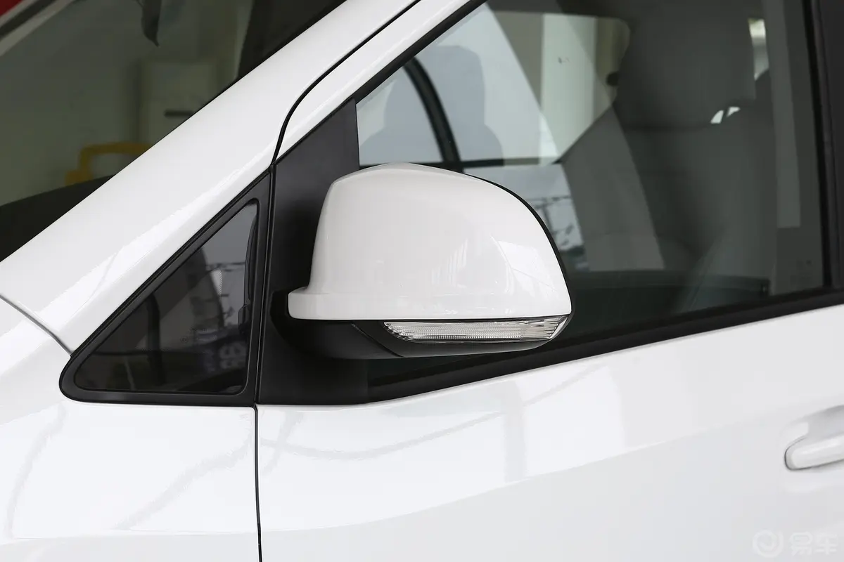 大通G102.0T 自动智享版 汽油 7座主驾驶后视镜背面
