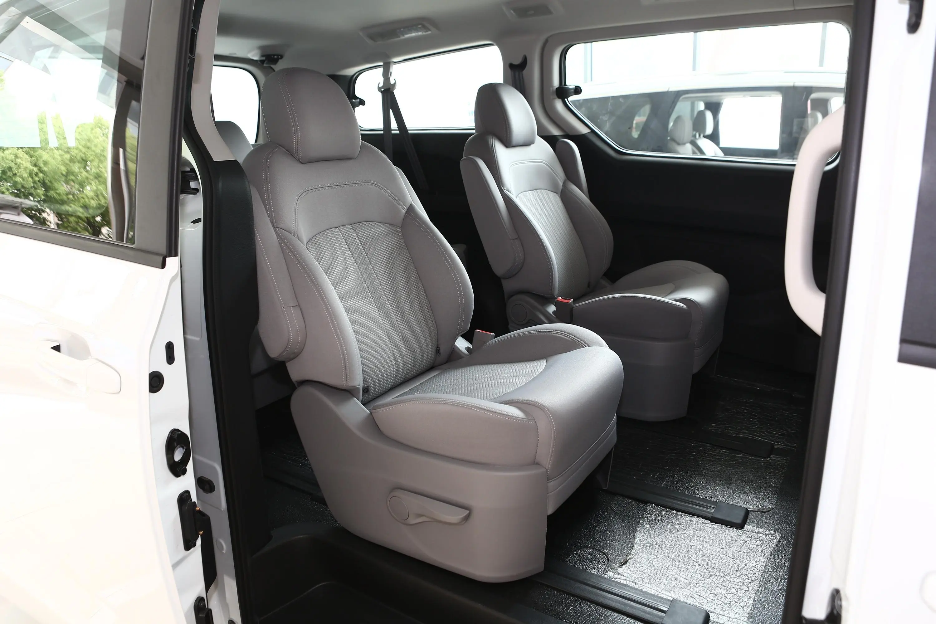 大通G102.0T 自动智享版 汽油 7座后排座椅