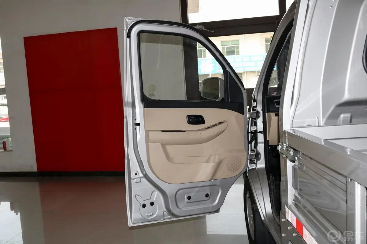 新豹T3载货汽车N1 1.2L 单排单后轮 舒适版（4.75米） SC1031TMD62 汽油 国VI驾驶员侧前车门