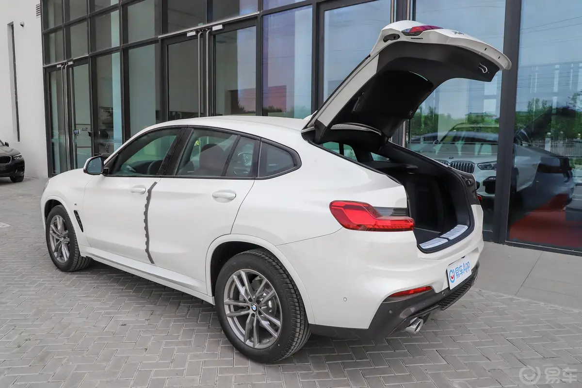 宝马X4xDrive25i M运动套装空间