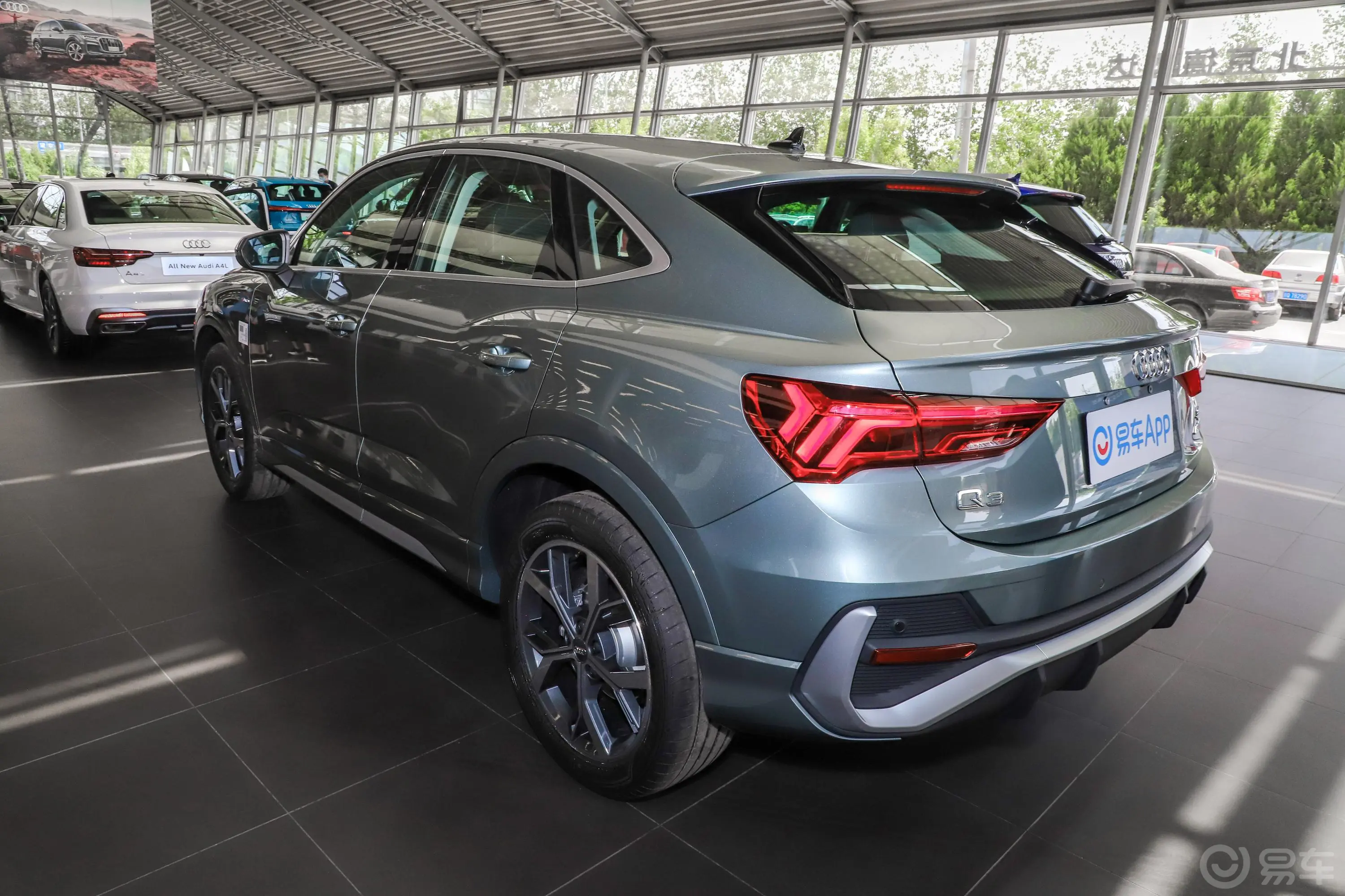 奥迪Q3 Sportback40 TFSI 时尚型侧后45度车头向左水平