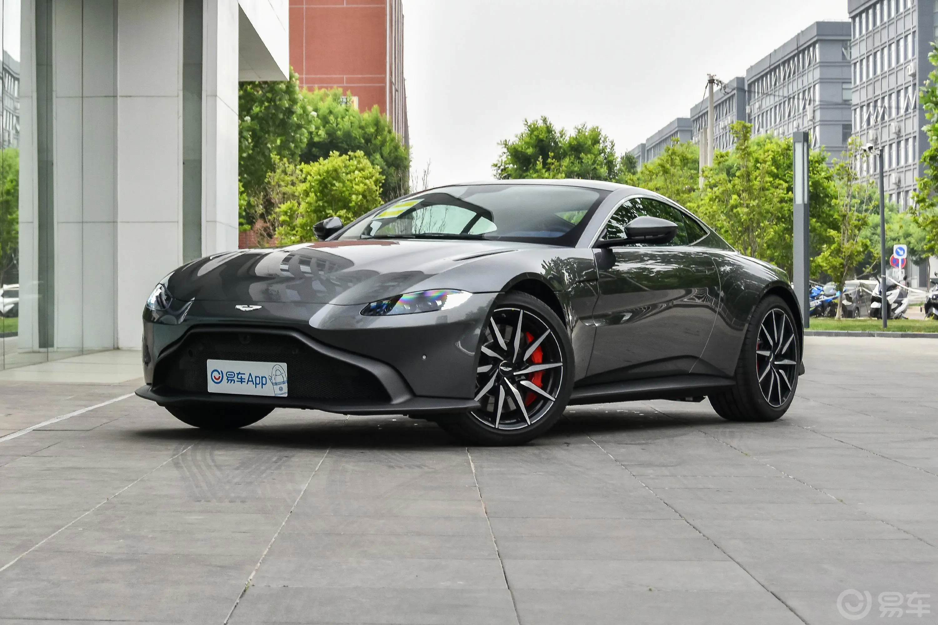 V8 Vantage4.0T V8 魅力银侧前45度车头向左水平