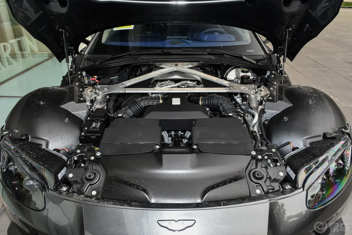V8 Vantage4.0T V8 魅力银发动机舱整体