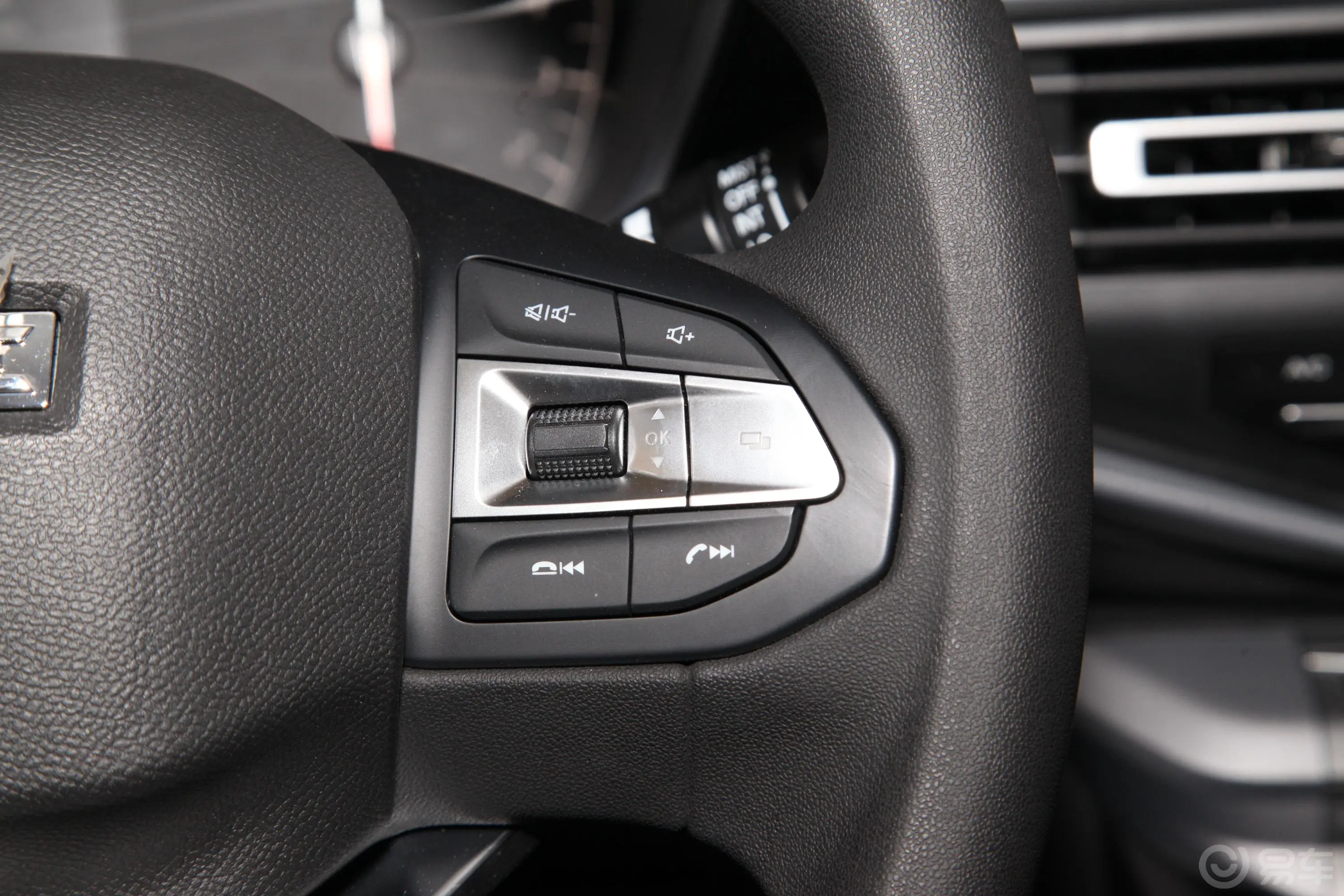凯程F702.4T 两驱 标轴 豪华版 汽油 国VI右侧方向盘功能按键