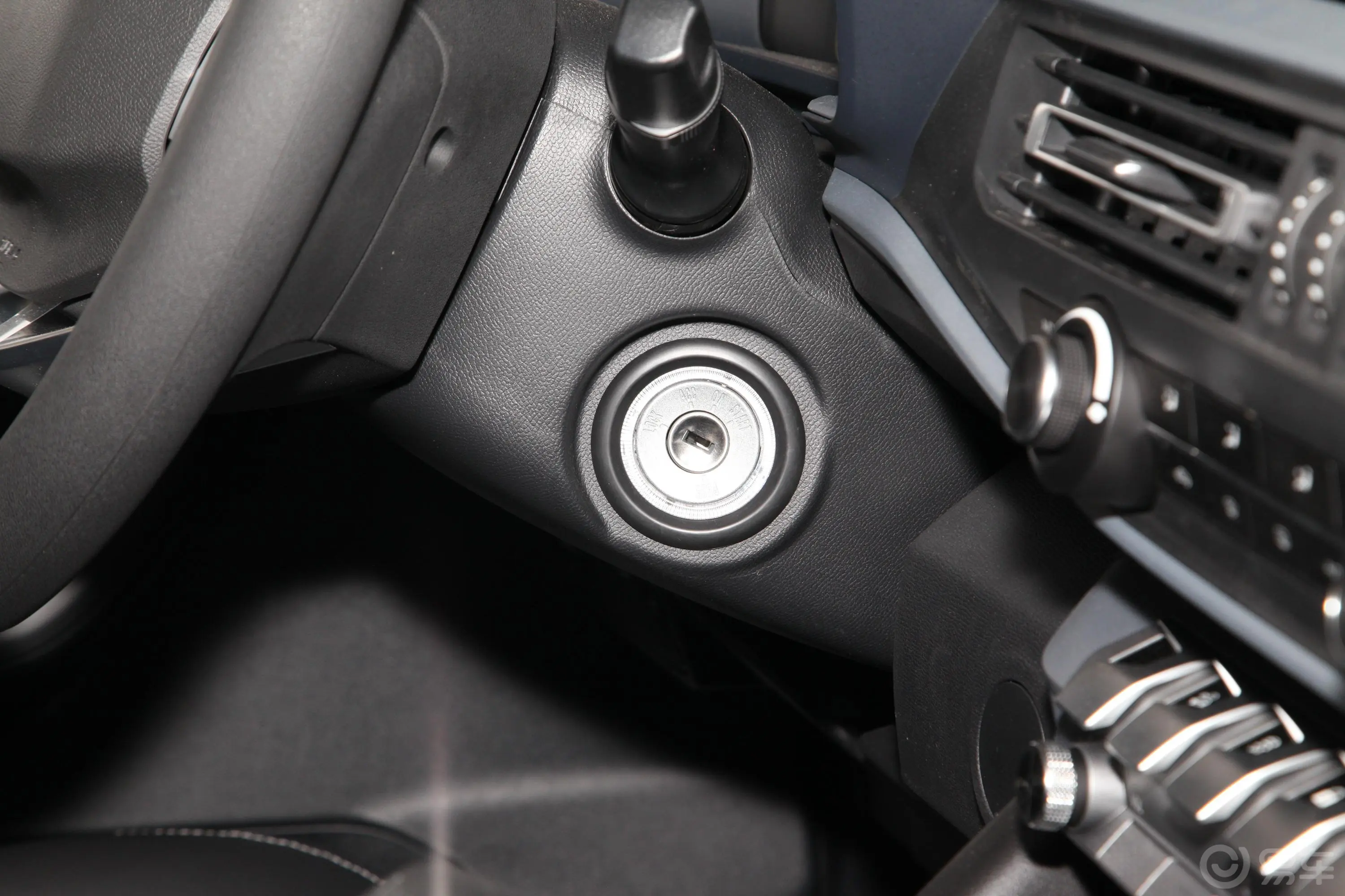 凯程F702.4T 两驱 标轴 豪华版 汽油 国VI钥匙孔或一键启动按键