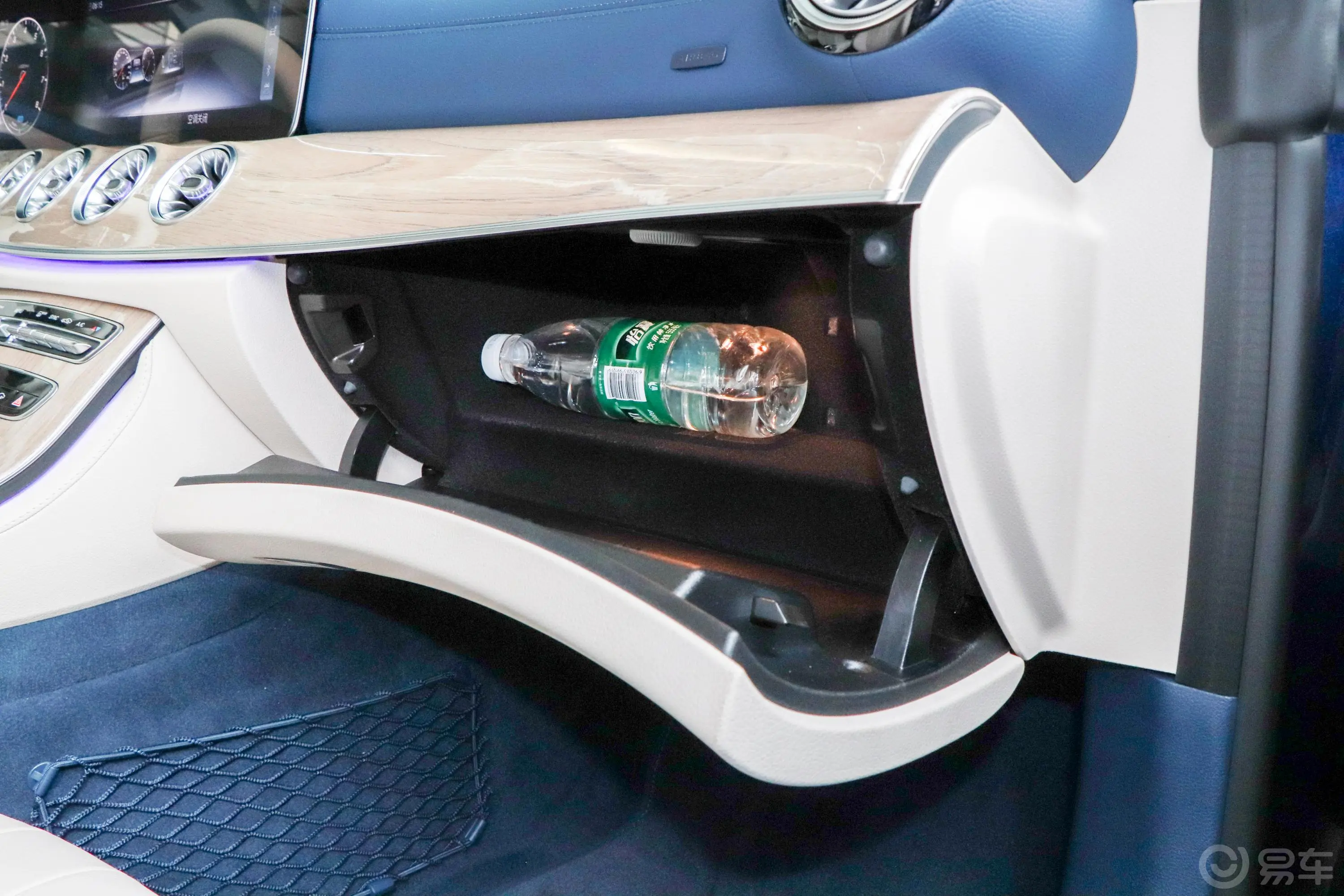 奔驰E级(进口)E 260 4MATIC 敞篷轿跑车手套箱空间水瓶横置