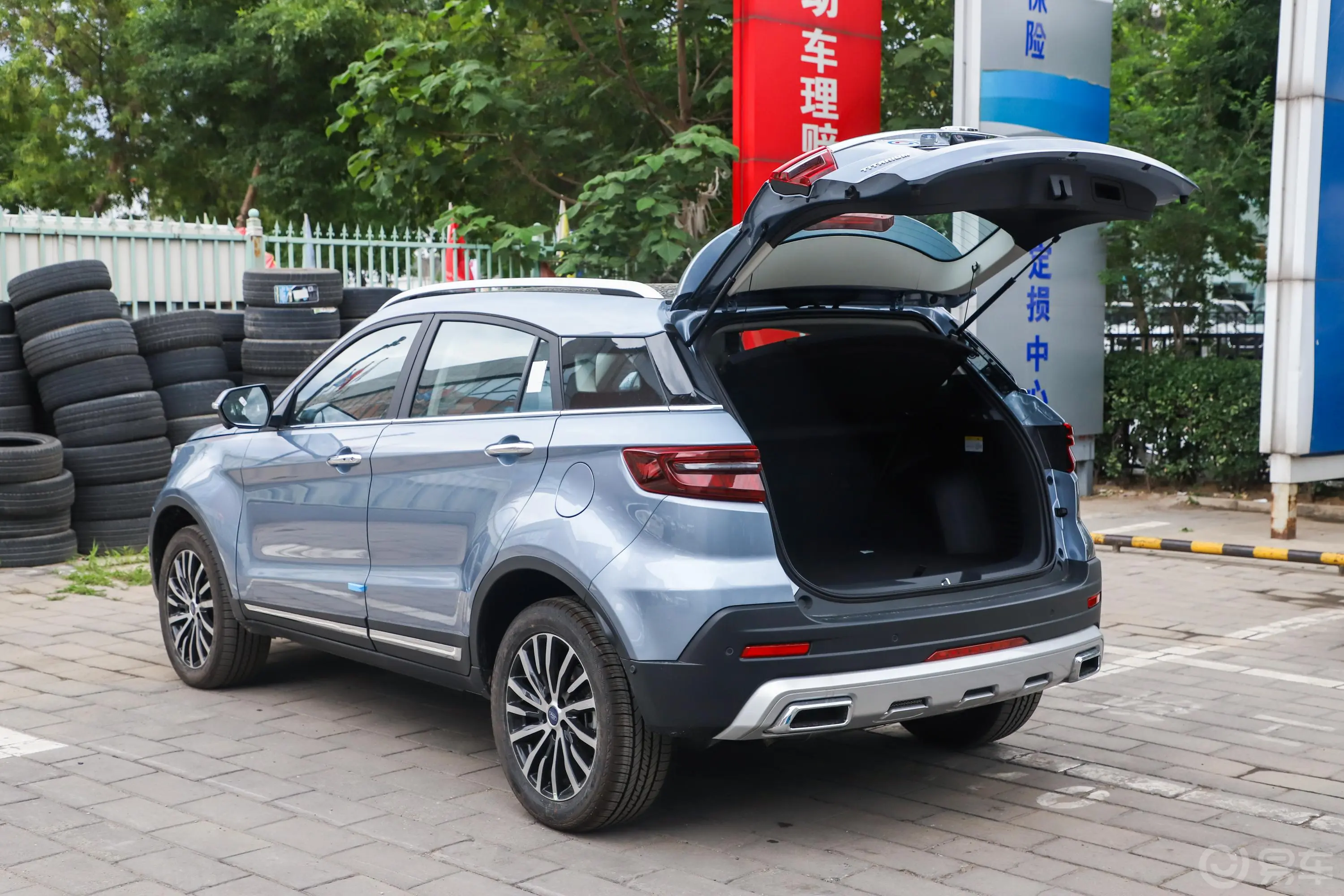 领界领界S EcoBoost 145 CVT 48V尊领型Plus后备厢开启45度侧拍