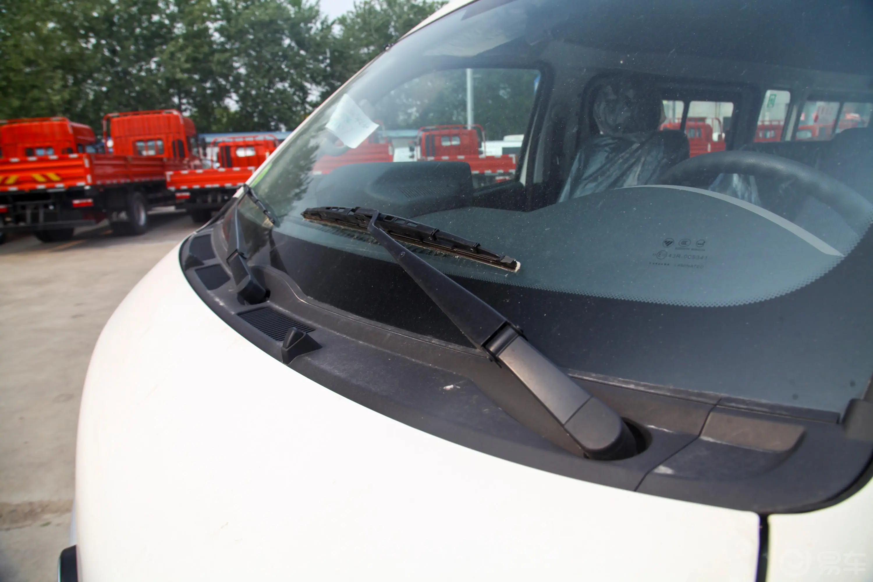 风景G7客车 高顶 2.4L 手动 长轴 商运版 10座 国VI雨刷器