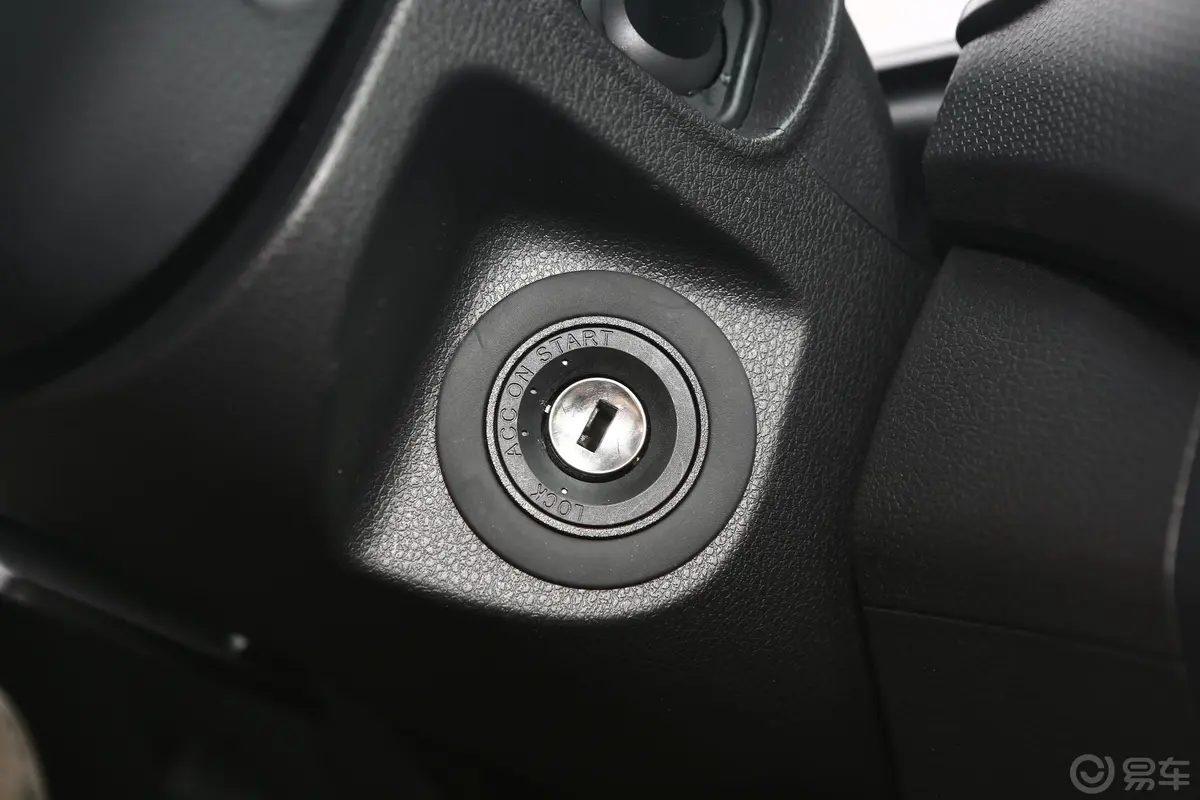大通T702.0T 自动四驱双排标厢精英版 汽油钥匙孔或一键启动按键