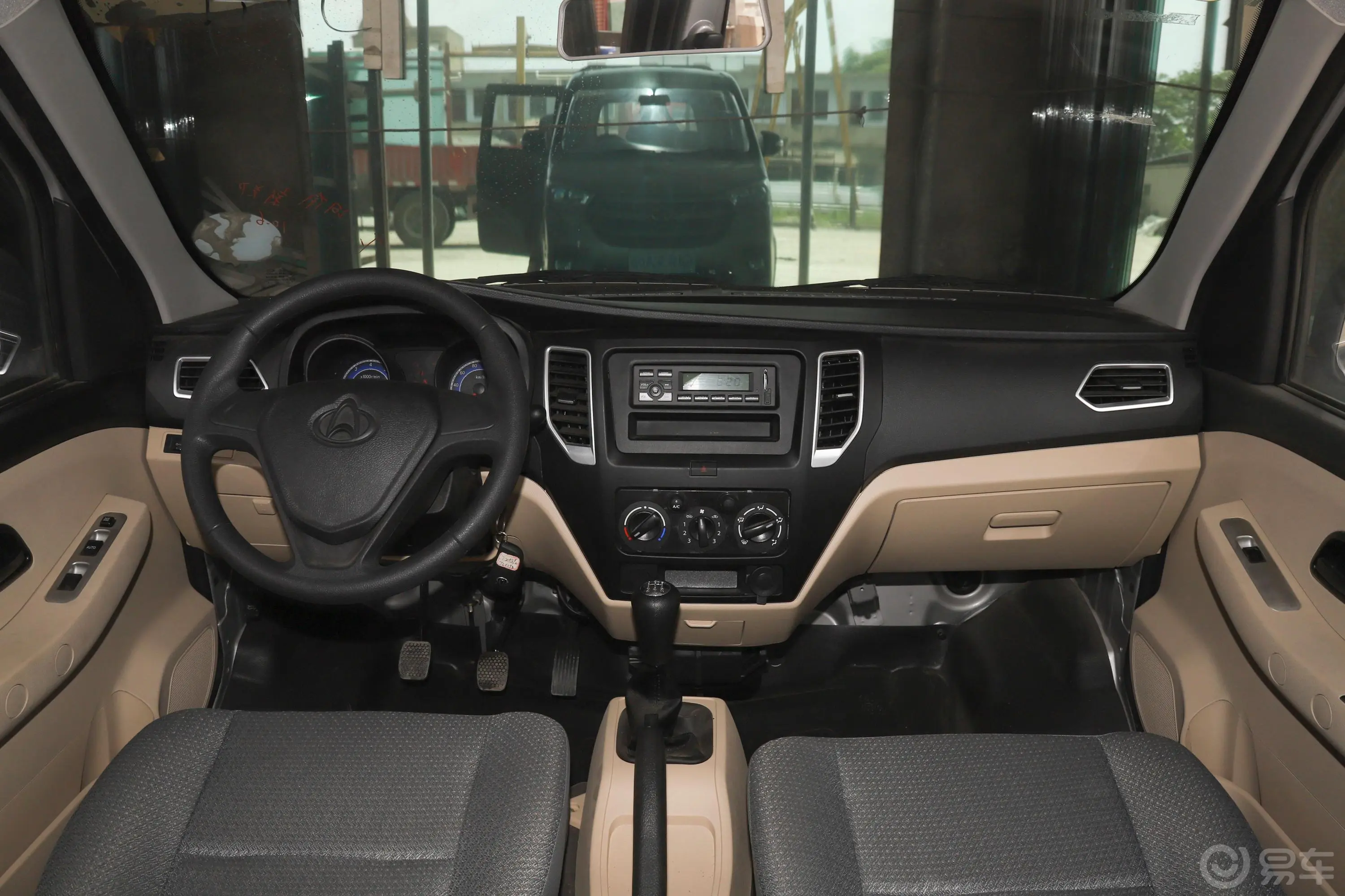 新豹T5载货汽车N1 1.5L 双排双后轮 标准版(5.64米长)SC1031NAS65 汽油 国Ⅵ前排空间体验