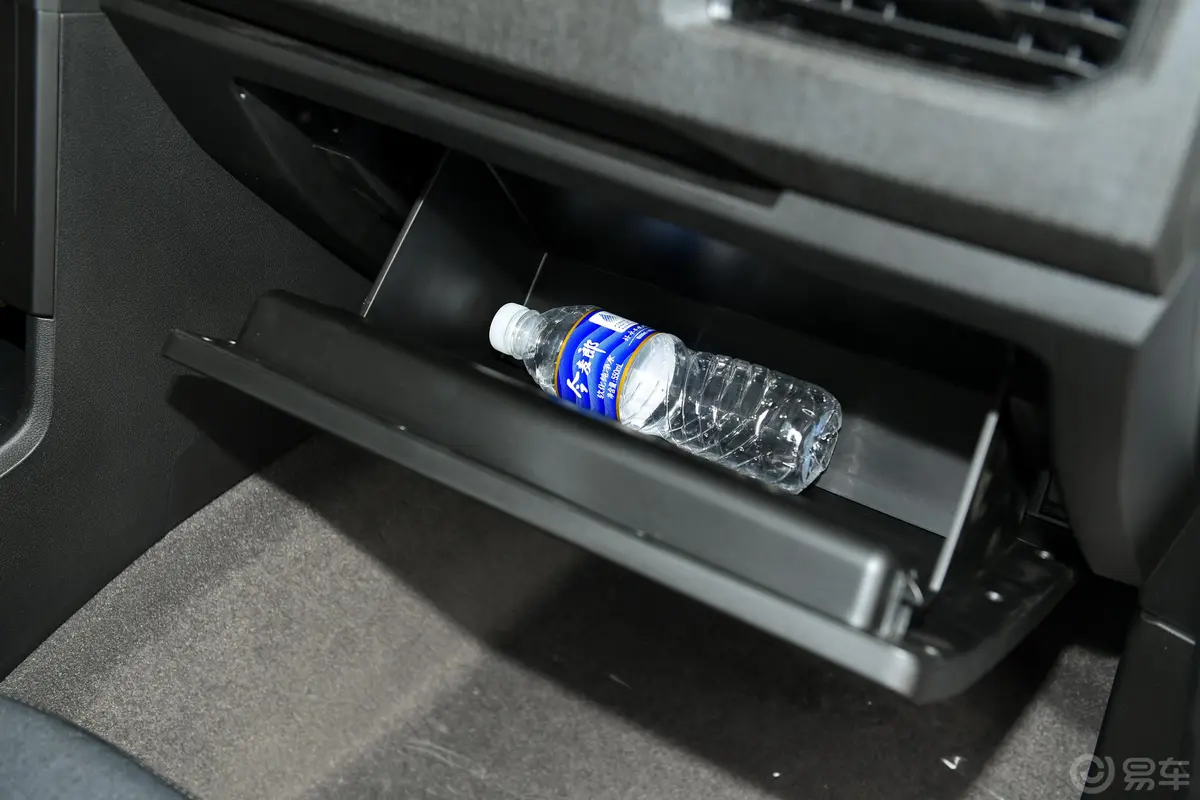 五菱宏光PLUS1.5L 手动 标准型 8座手套箱空间水瓶横置