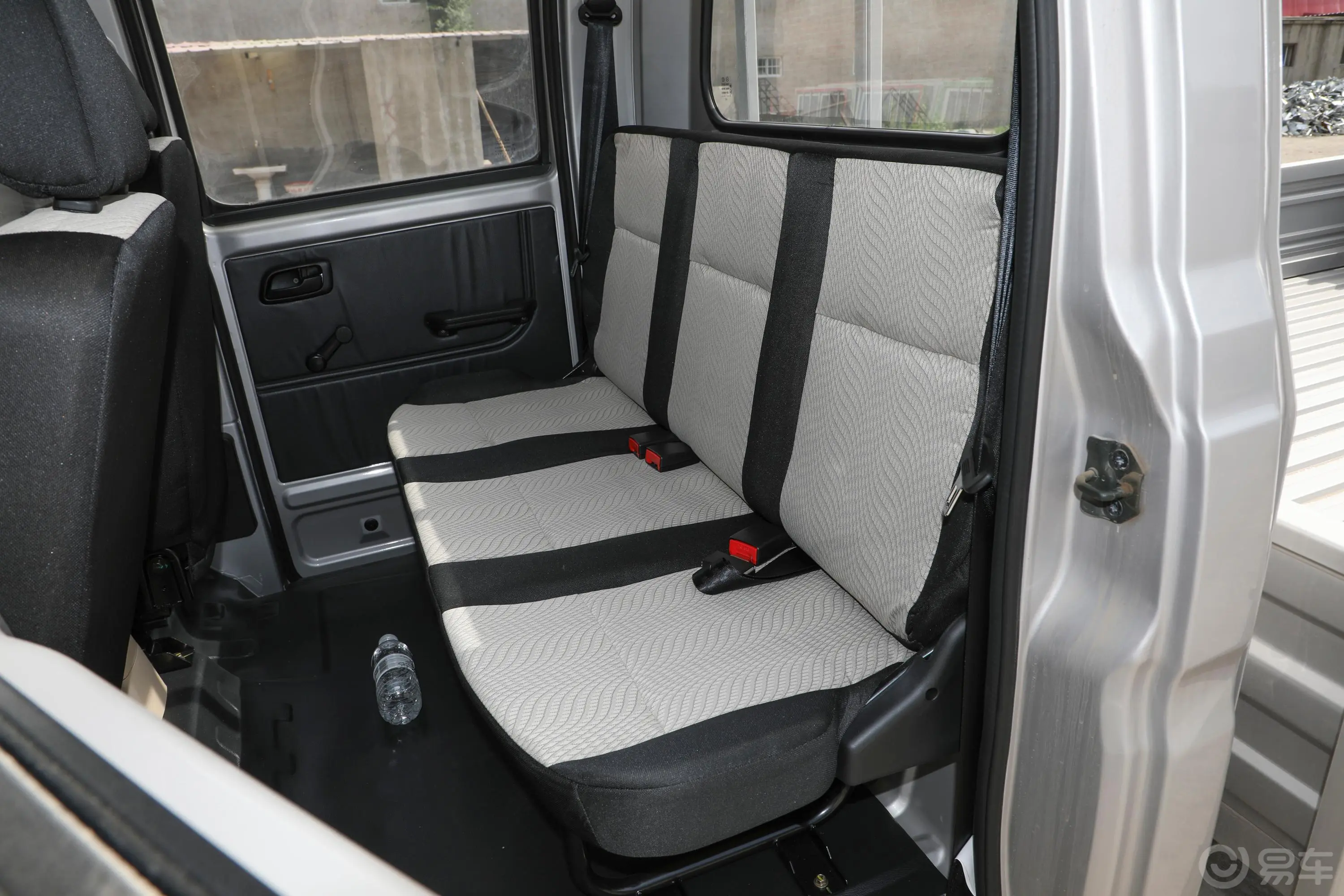 跨越王X1载货汽车N1 1.2L 双排双后轮 标准版（5.61米） SC1021XAS68 汽油 国VI后排座椅