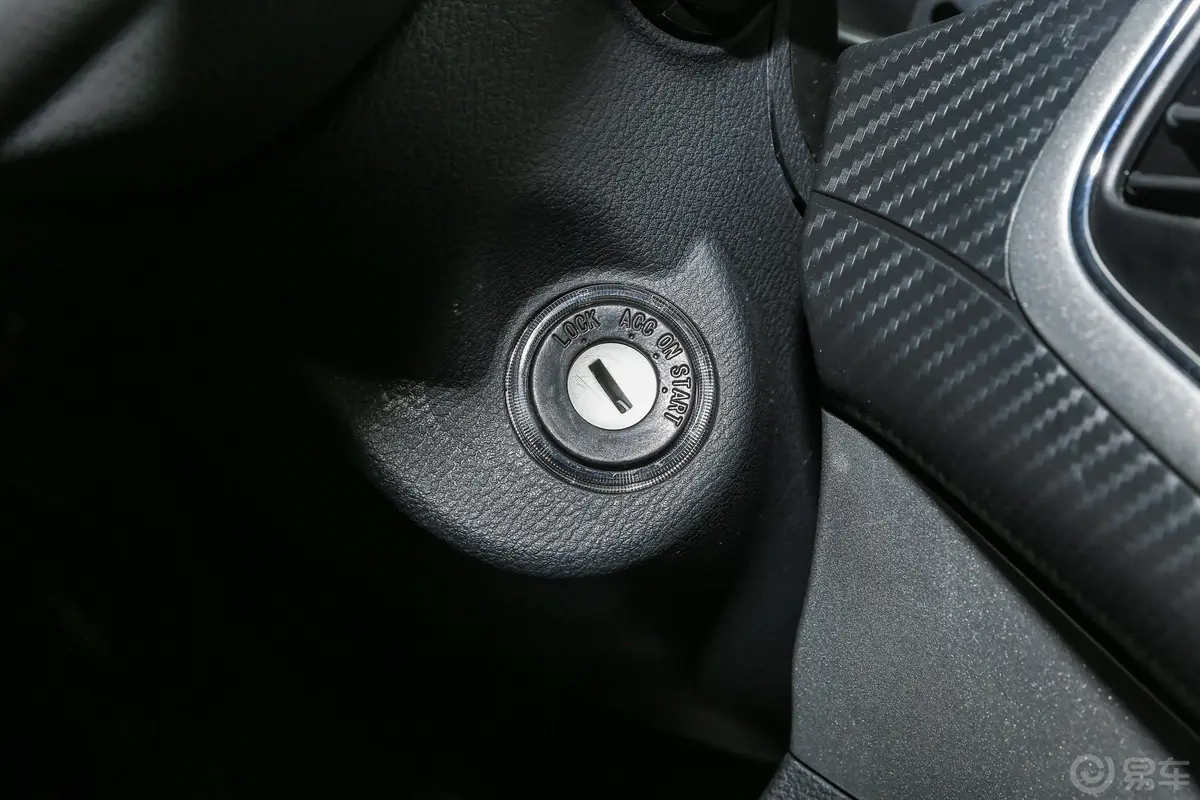 领主商用版 2.4T 手动四驱标双标准版 汽油 国VI钥匙孔或一键启动按键