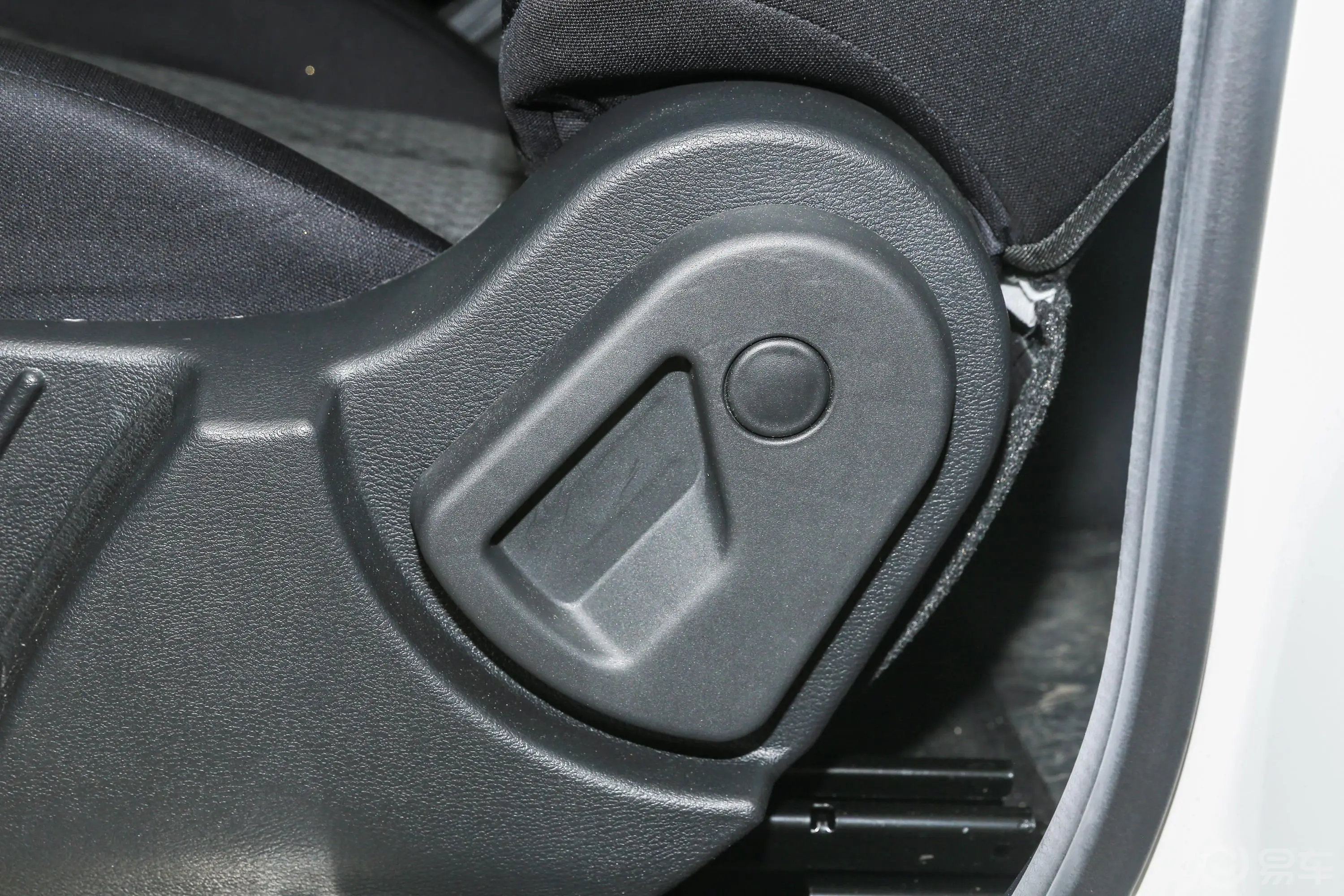 领主商用版 2.4T 手动四驱标双标准版 汽油 国VI主驾座椅调节