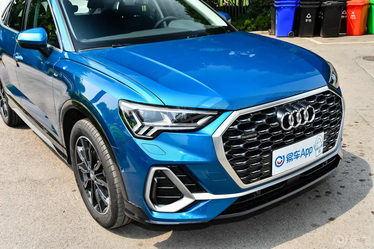 奥迪Q3 Sportback45 TFSI quattro 时尚型前格栅侧俯拍