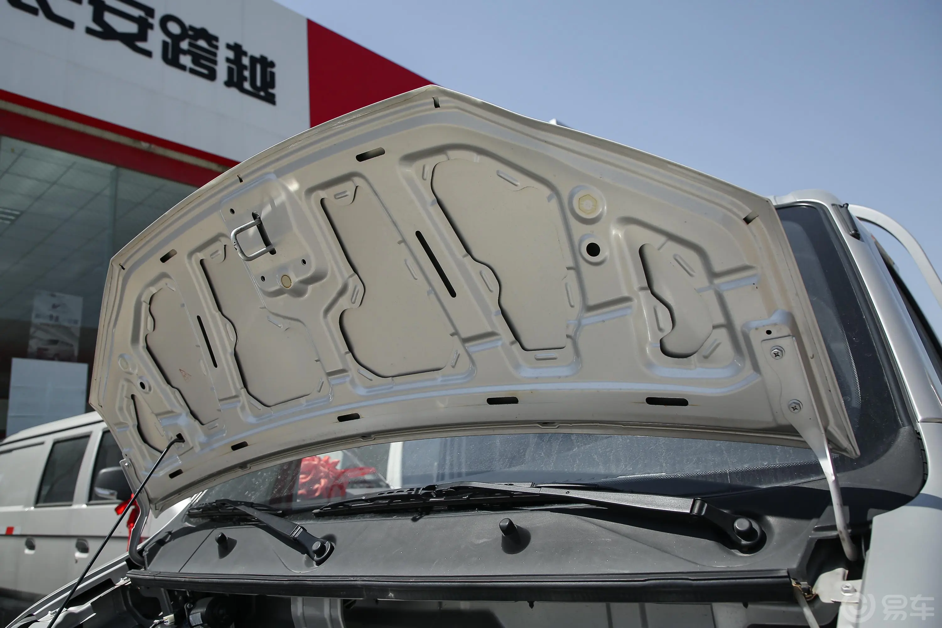 新豹T3载货汽车N1 1.2L 单排单后轮 标准版（5.13米） SC1031TMD62 汽油 国VI发动机舱盖内侧