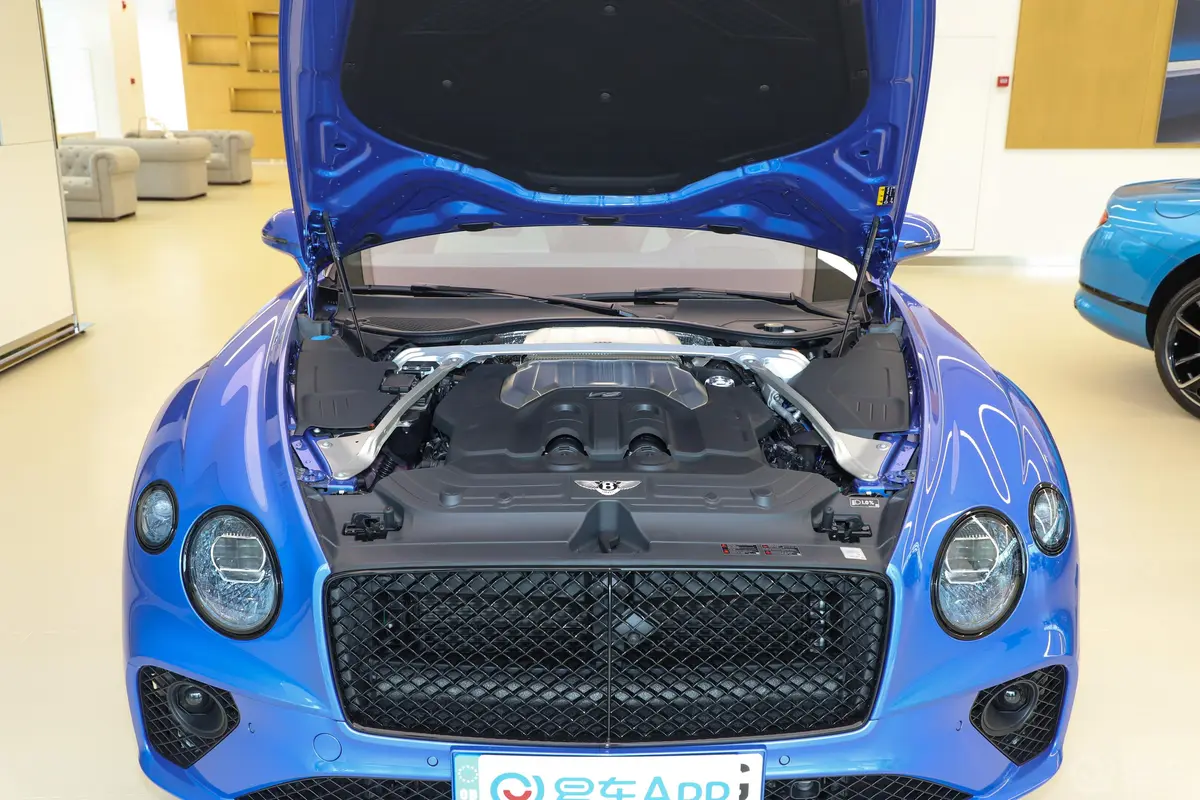 欧陆GT 4.0T V8发动机舱整体