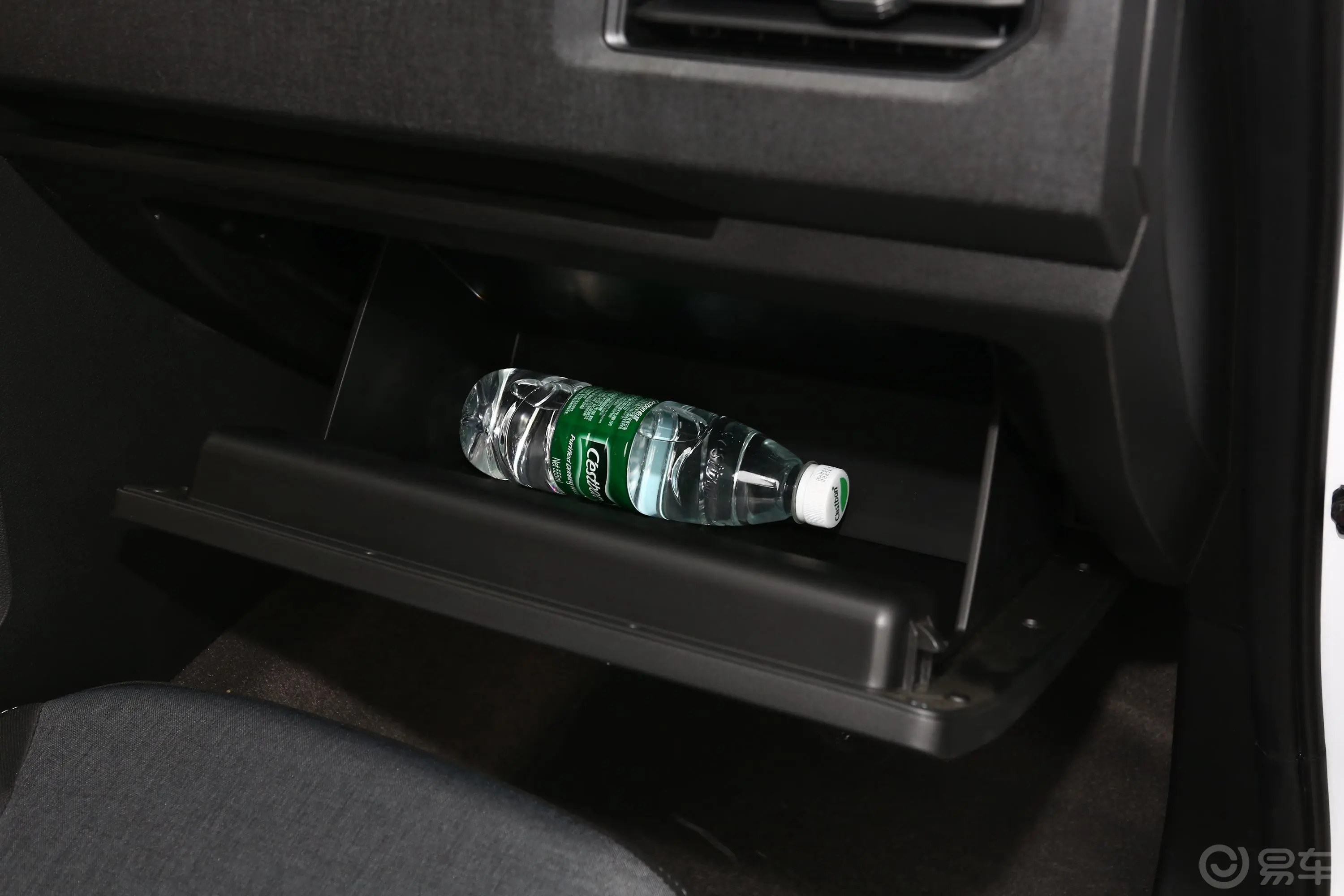 五菱宏光PLUS1.5L 手动 标准型 5座手套箱空间水瓶横置