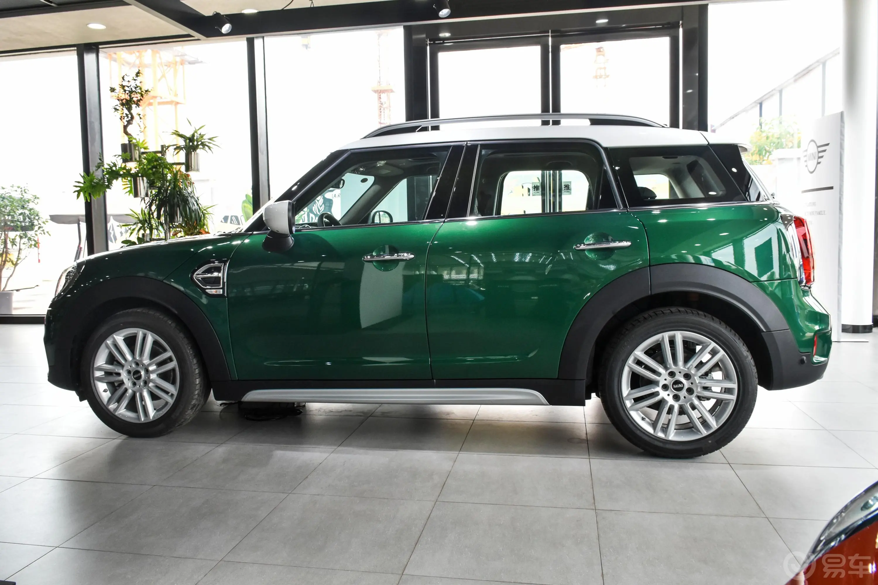 MINI COUNTRYMAN1.5T COOPER 鉴赏家正侧车头向左水平