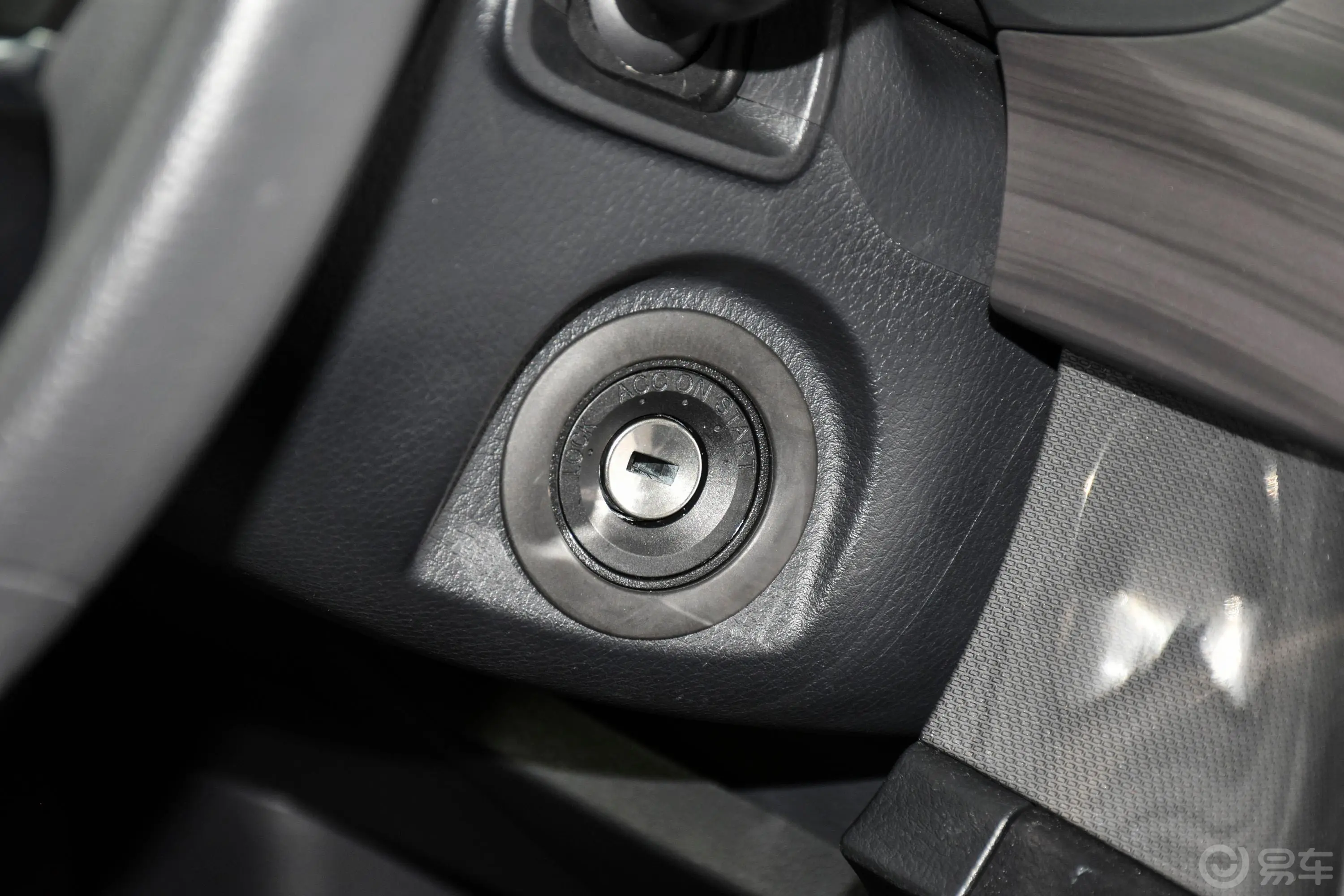 大通G102.0T 手动 精英版 汽油 9座钥匙孔或一键启动按键