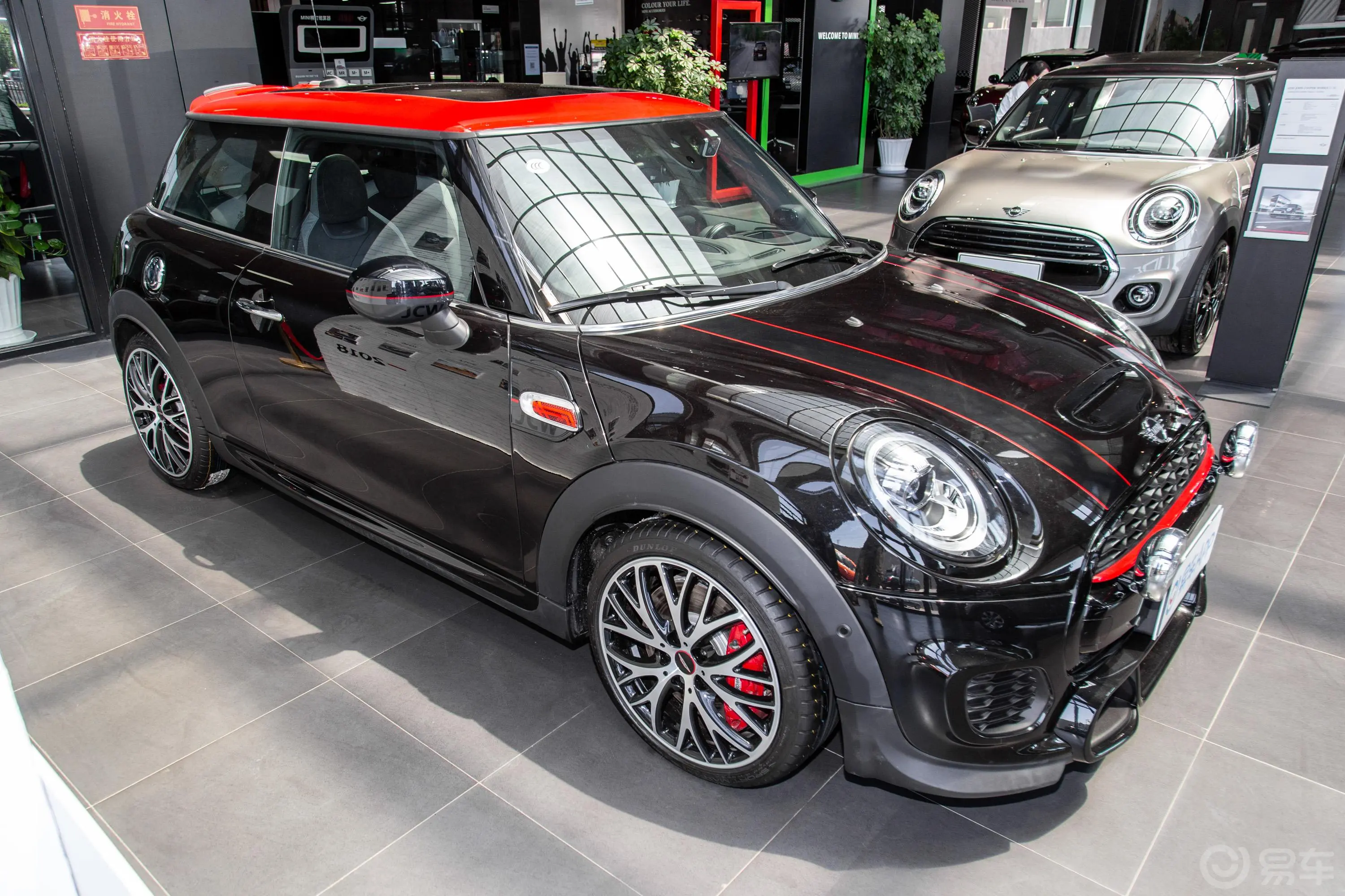 MINI JCW2.0T ALL-IN正侧车头向右水平