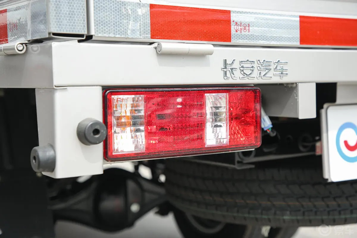 跨越王X1载货汽车N1 1.5L 双排双后轮 标准版（5.45米） SC1021XAS67 汽油 国VI外观
