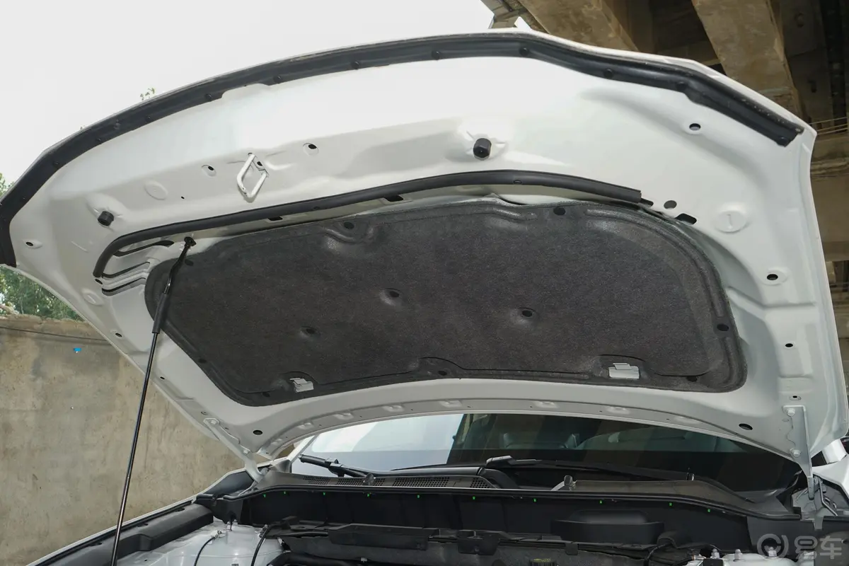 马自达CX-5改款 2.5L 手自一体 四驱 智尊型发动机舱盖内侧