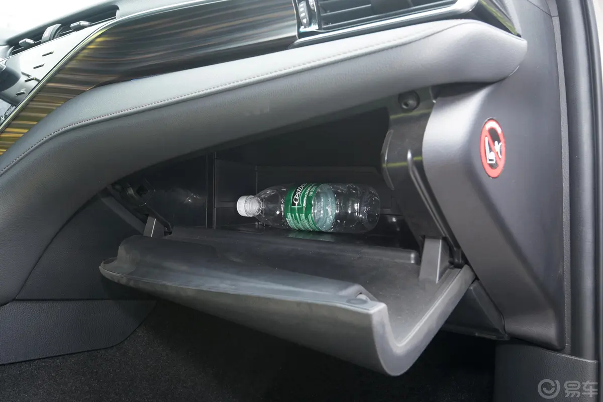 凯美瑞改款 2.5Q 旗舰版手套箱空间水瓶横置